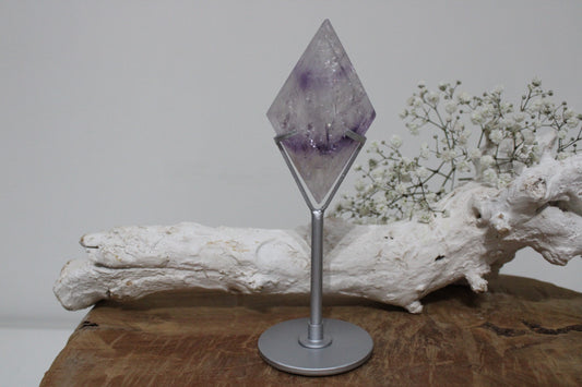 Amethist diamant op standaard - Gemstone Dreams