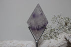 Amethist diamant op standaard - Gemstone Dreams