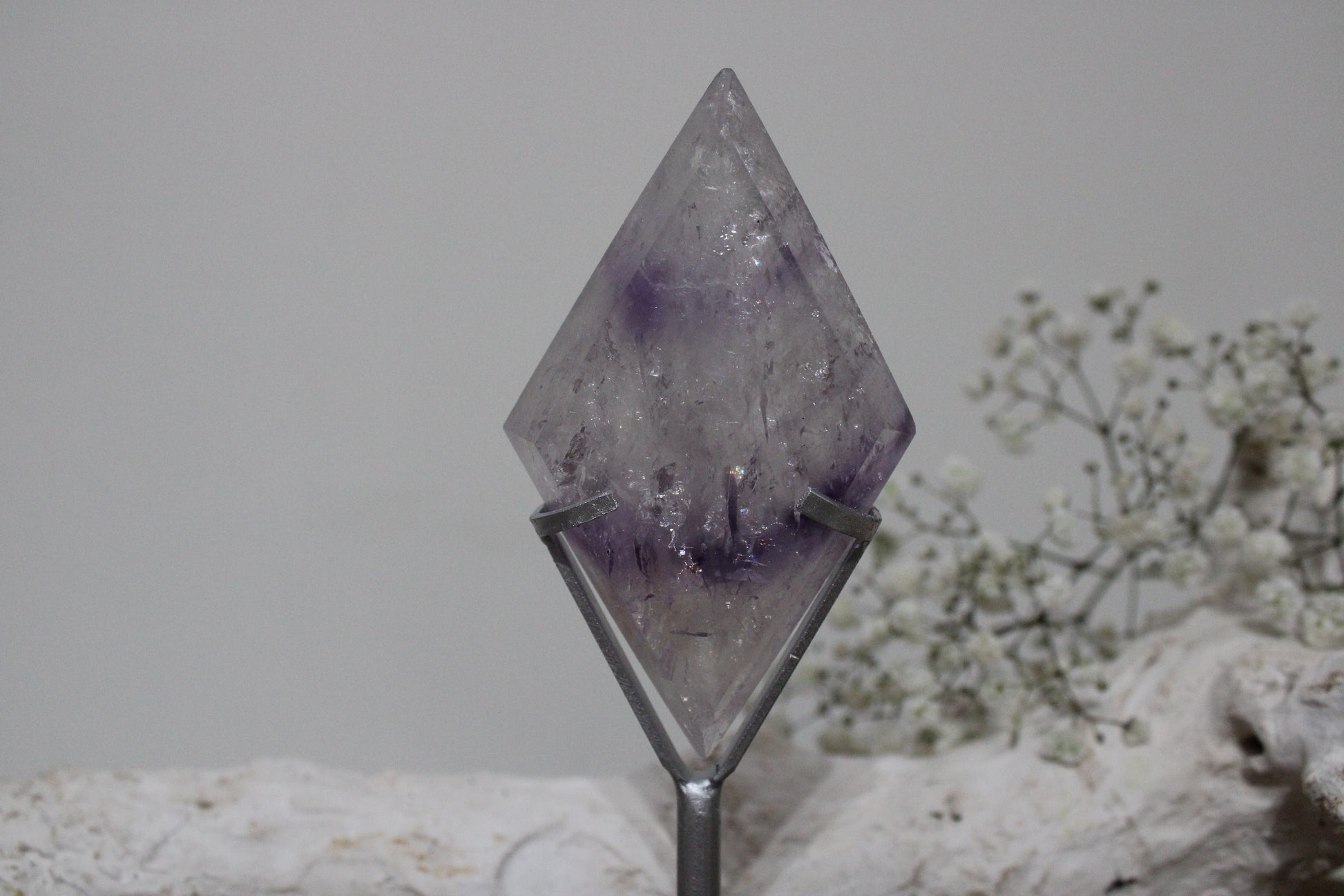 Amethist diamant op standaard - Gemstone Dreams
