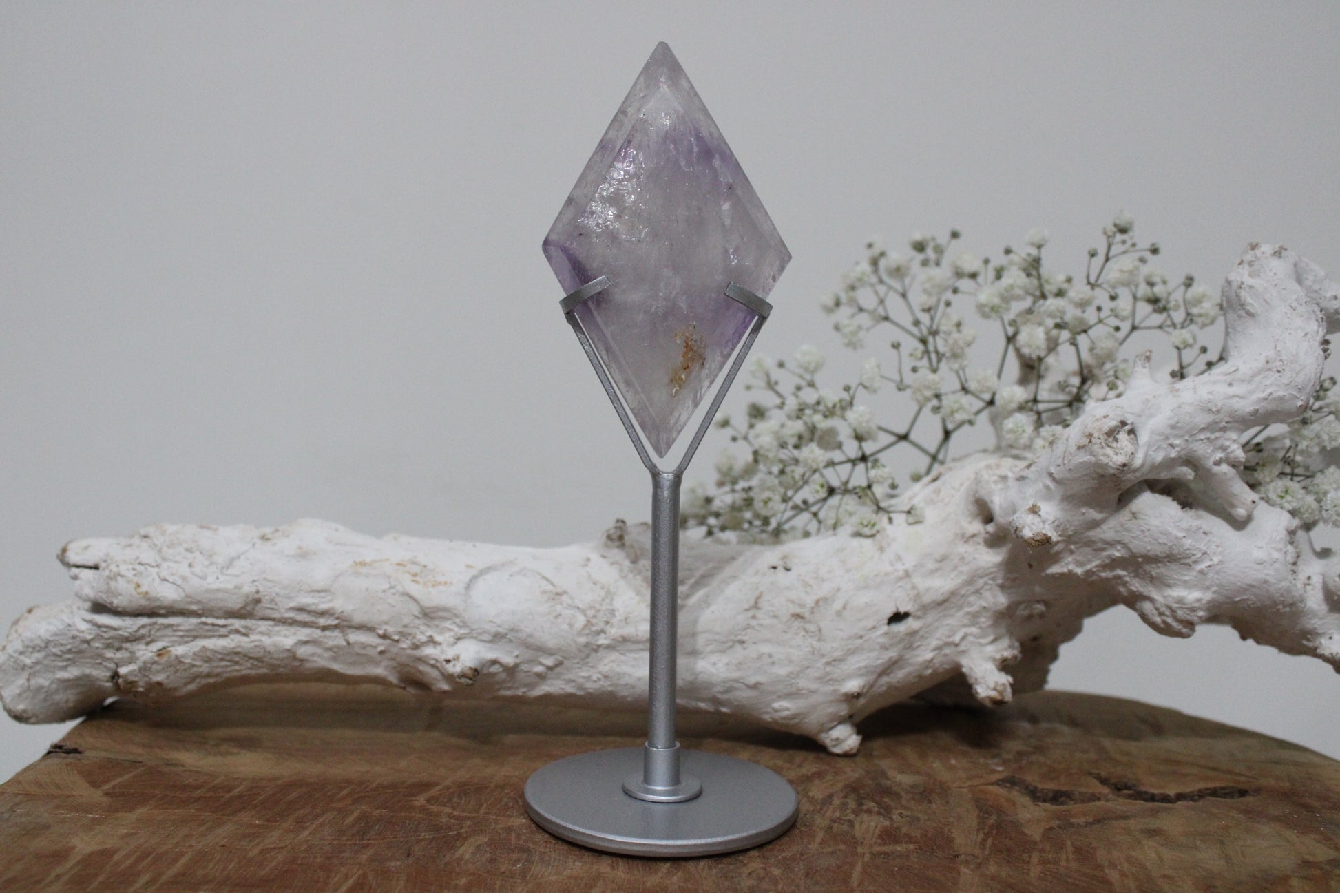 Amethist diamant op standaard - Gemstone Dreams