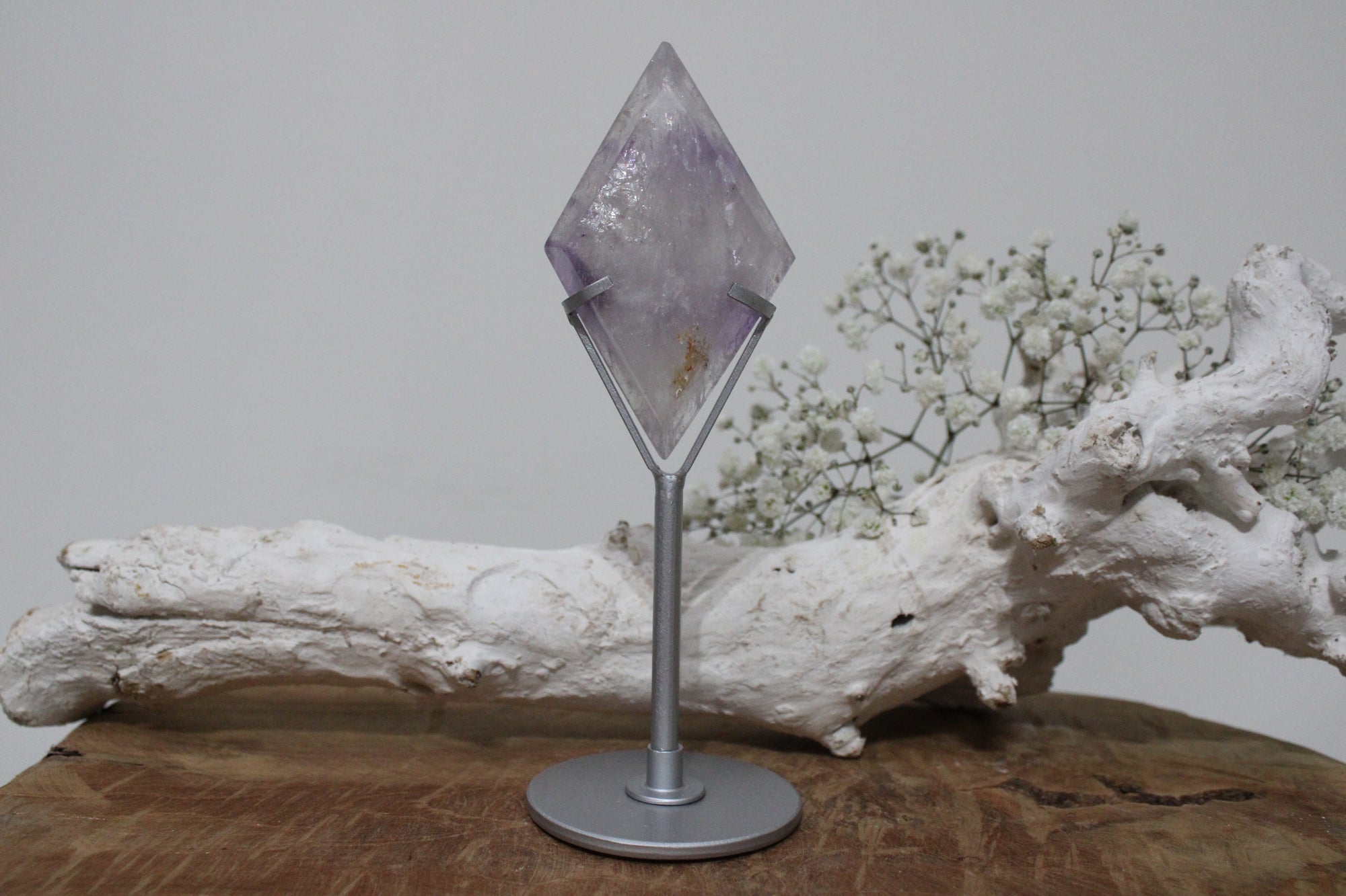Amethist diamant op standaard - Gemstone Dreams