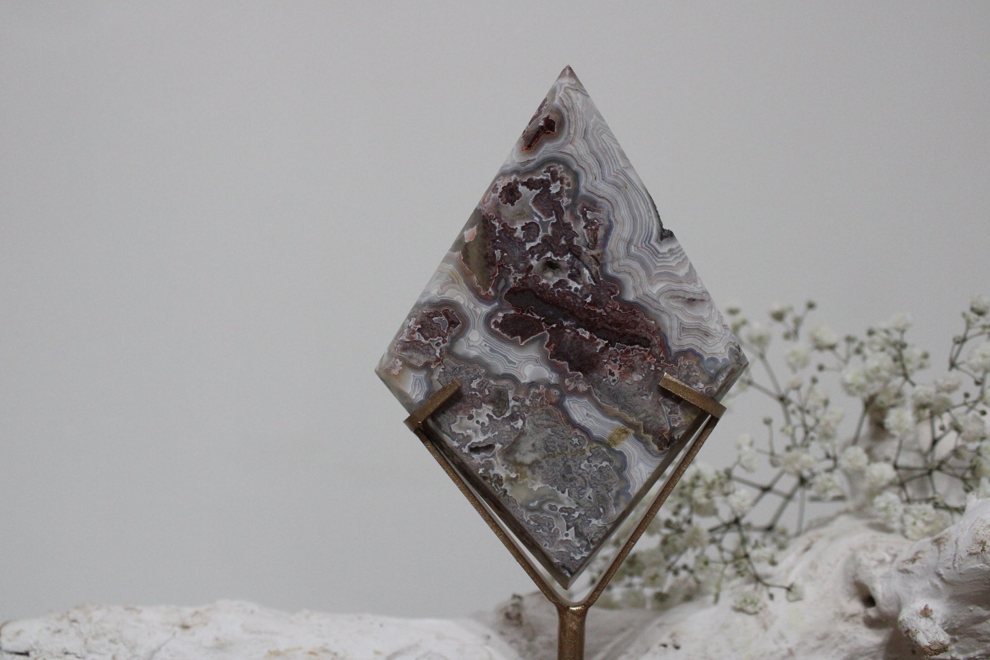 Mexican agate diamant op standaard - Gemstone Dreams