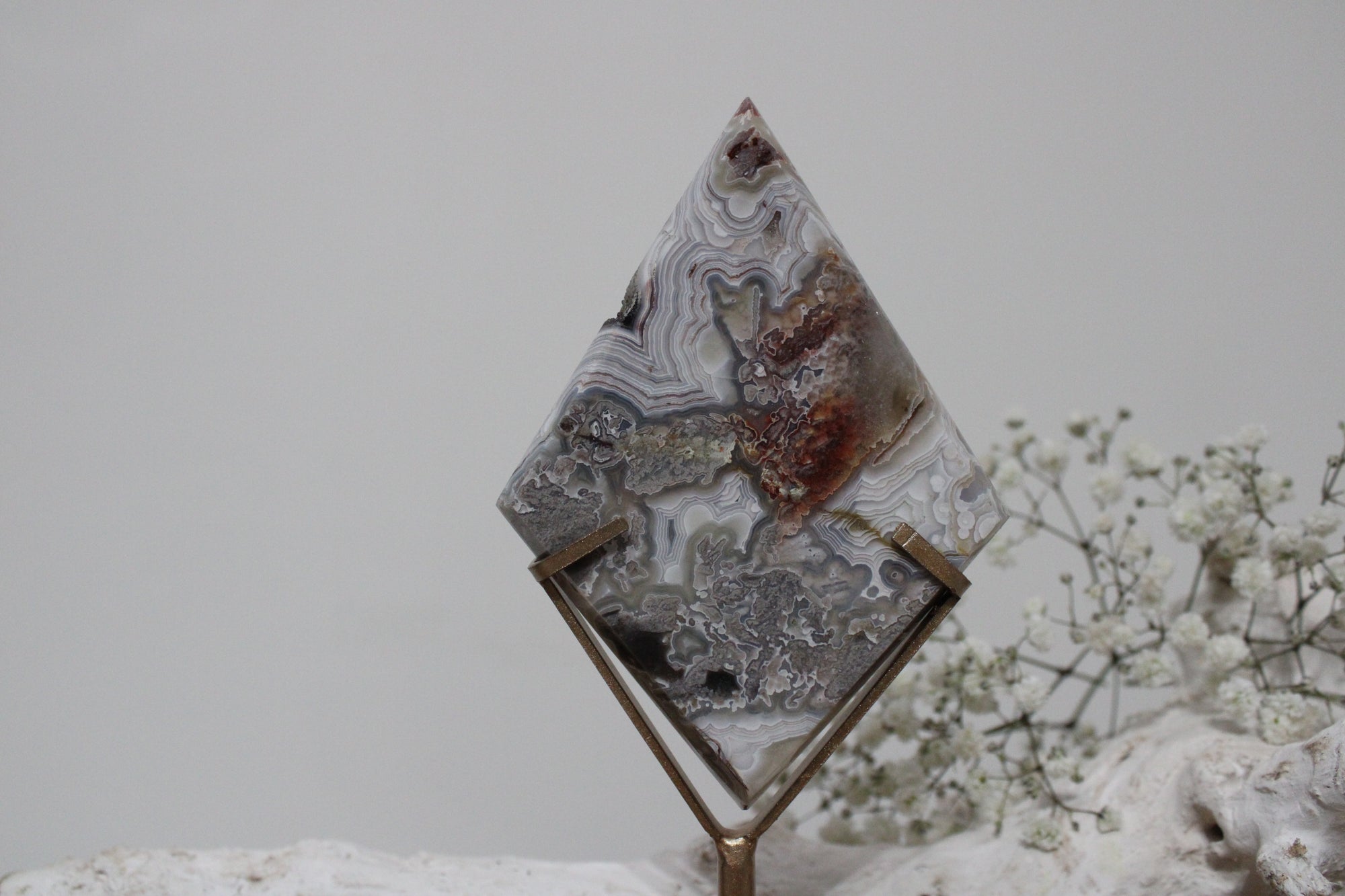 Mexican agate diamant op standaard - Gemstone Dreams