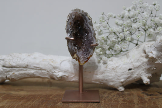 Agaatgeode met amethist op standaard - Gemstone Dreams