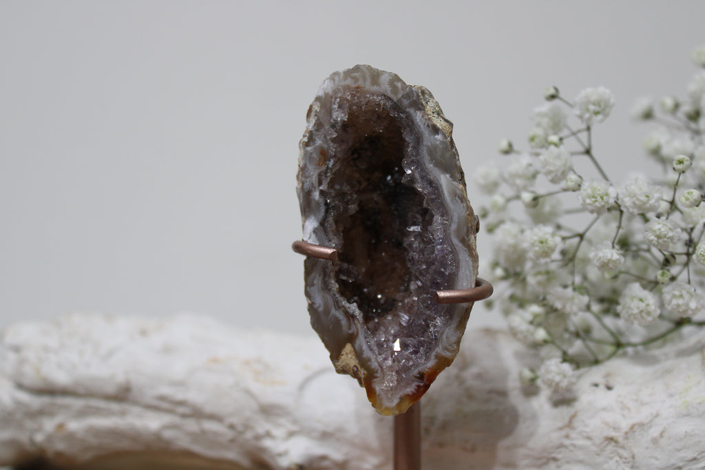 Agaatgeode met amethist op standaard - Gemstone Dreams