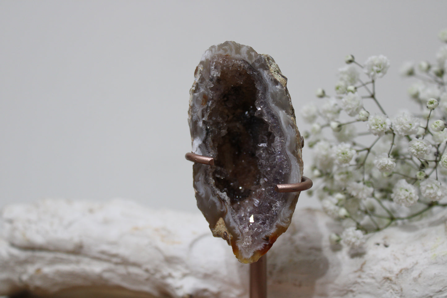 Agaatgeode met amethist op standaard - Gemstone Dreams