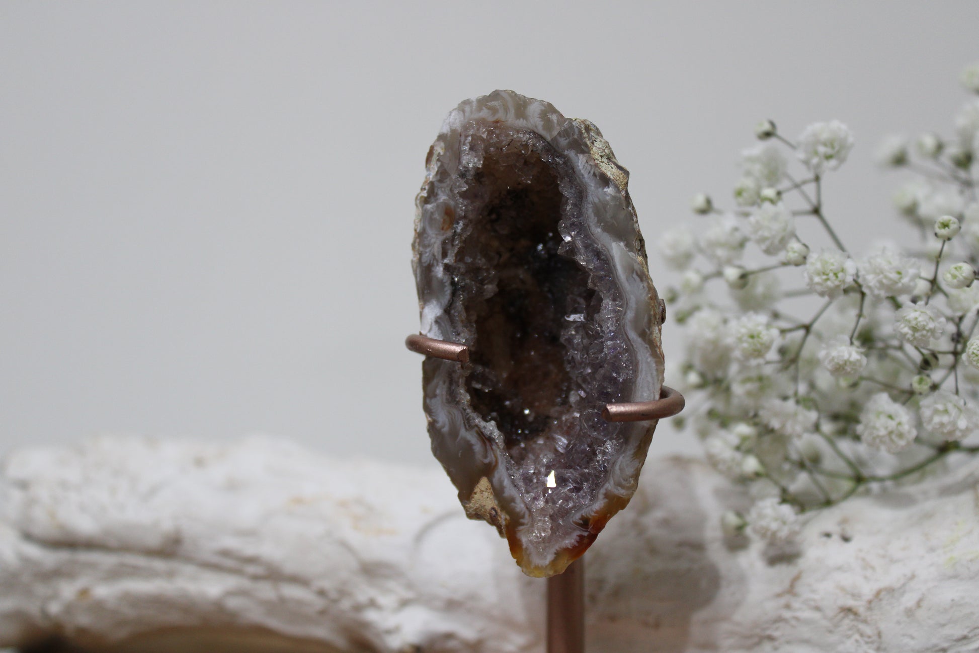 Agaatgeode met amethist op standaard - Gemstone Dreams