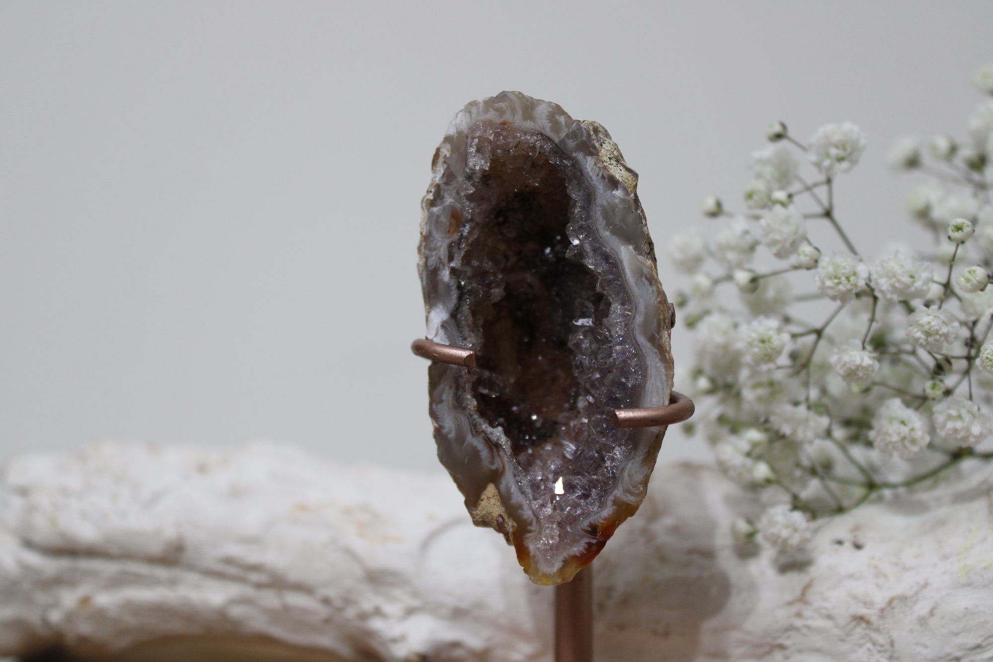 Agaatgeode met amethist op standaard - Gemstone Dreams