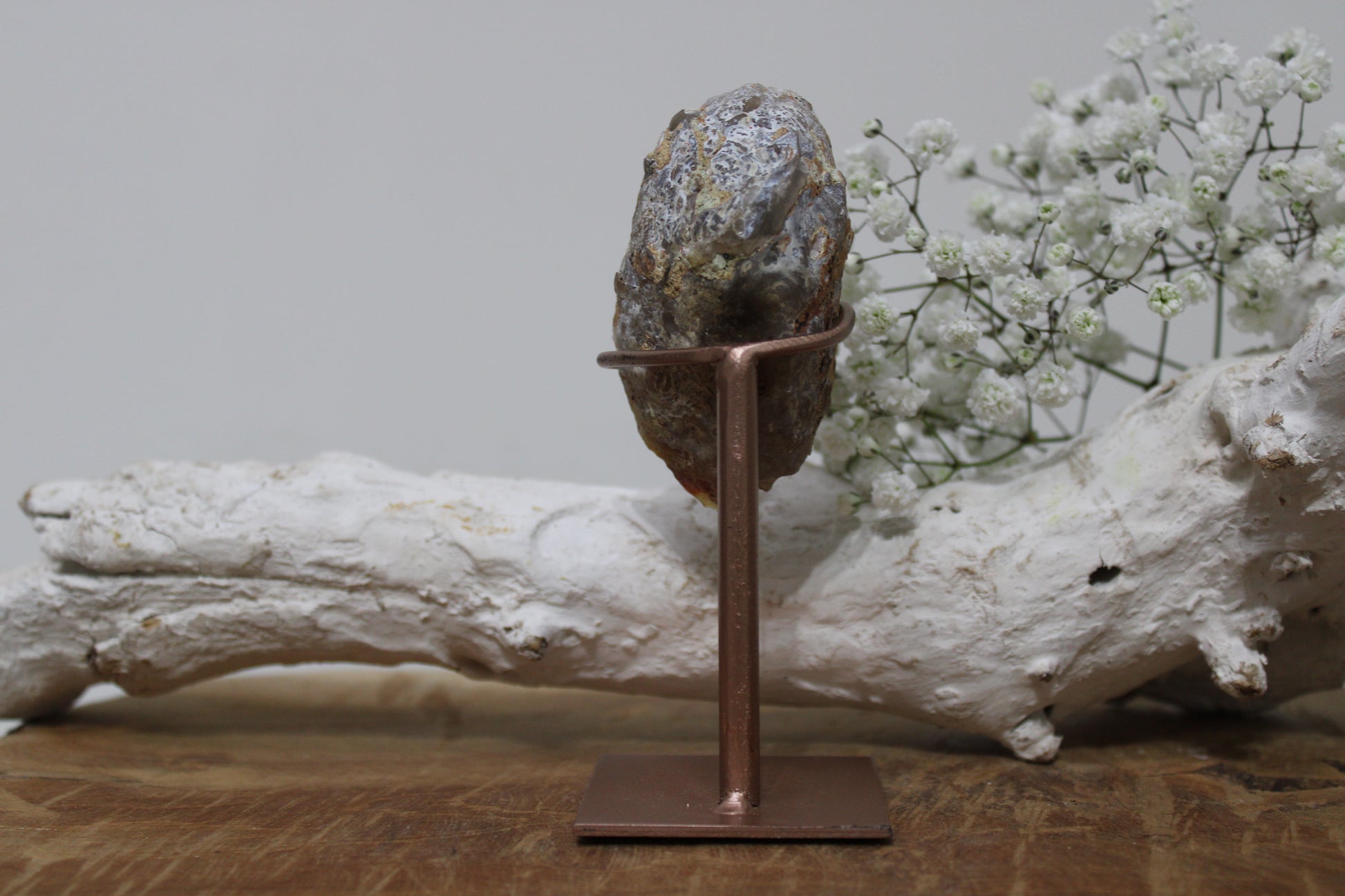 Agaatgeode met amethist op standaard - Gemstone Dreams