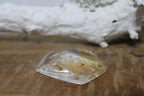 Bergkristal met golden healer freeform - Gemstone Dreams