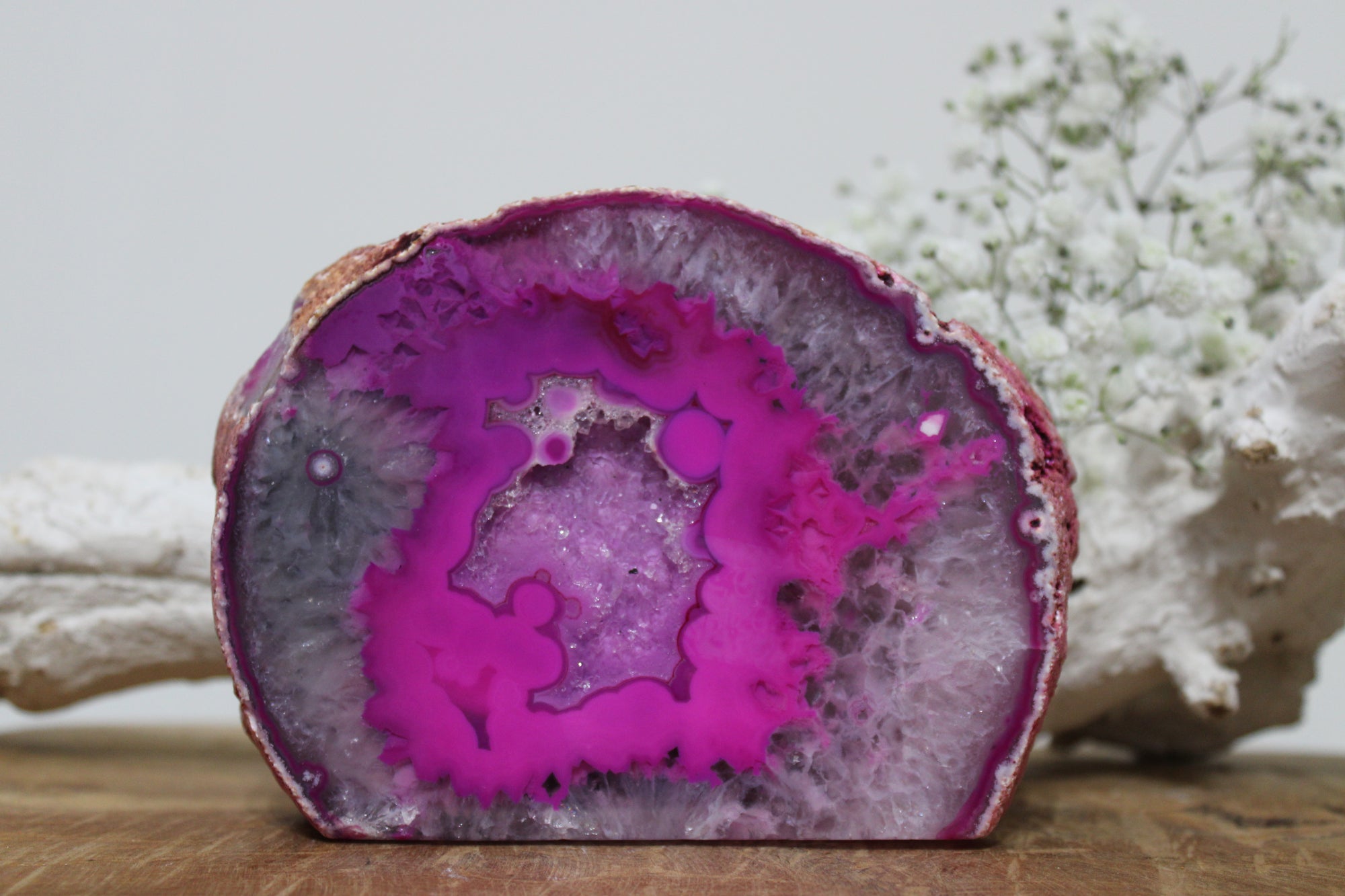 Agaat standvlak roze gekleurd - Gemstone Dreams