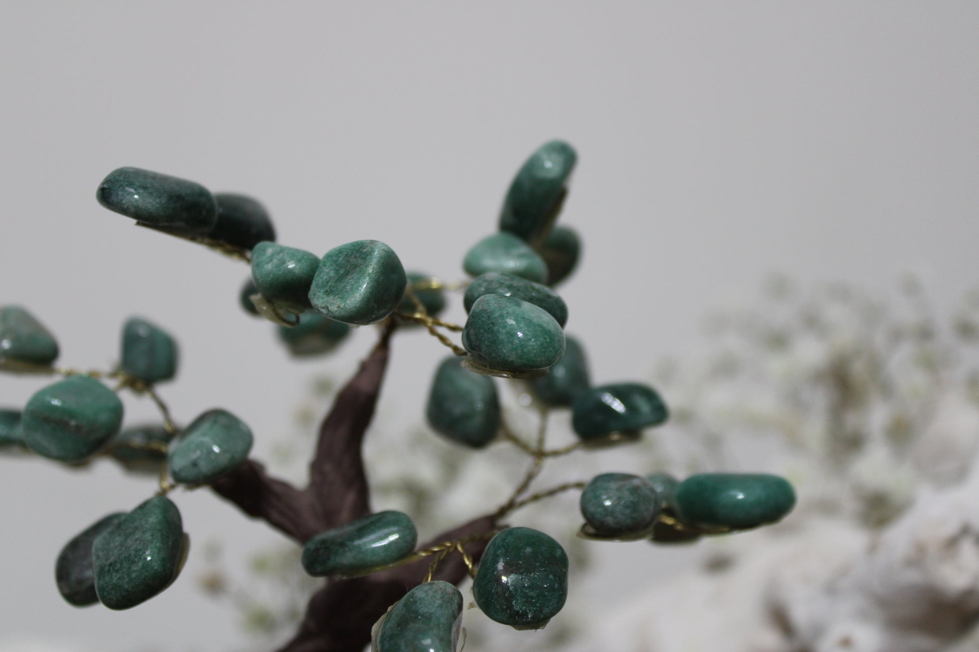 Aventurijn bonsai boom op amethist - Gemstone Dreams