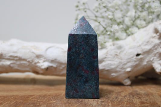 Ruby in fuchsiet toren - Gemstone Dreams