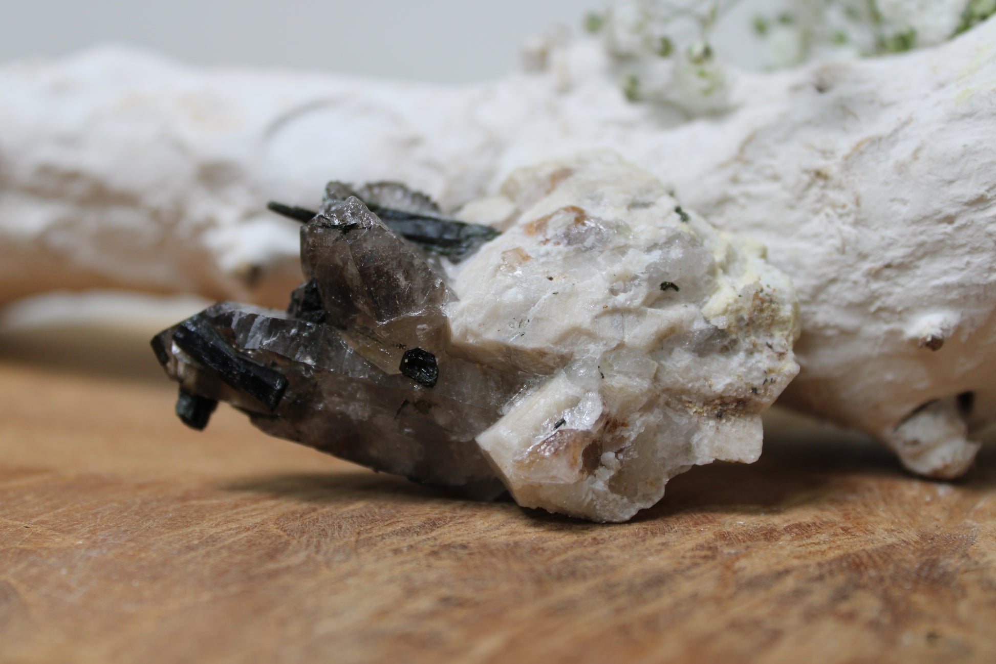 Rookkwarts met aegirien en microklien - Gemstone Dreams