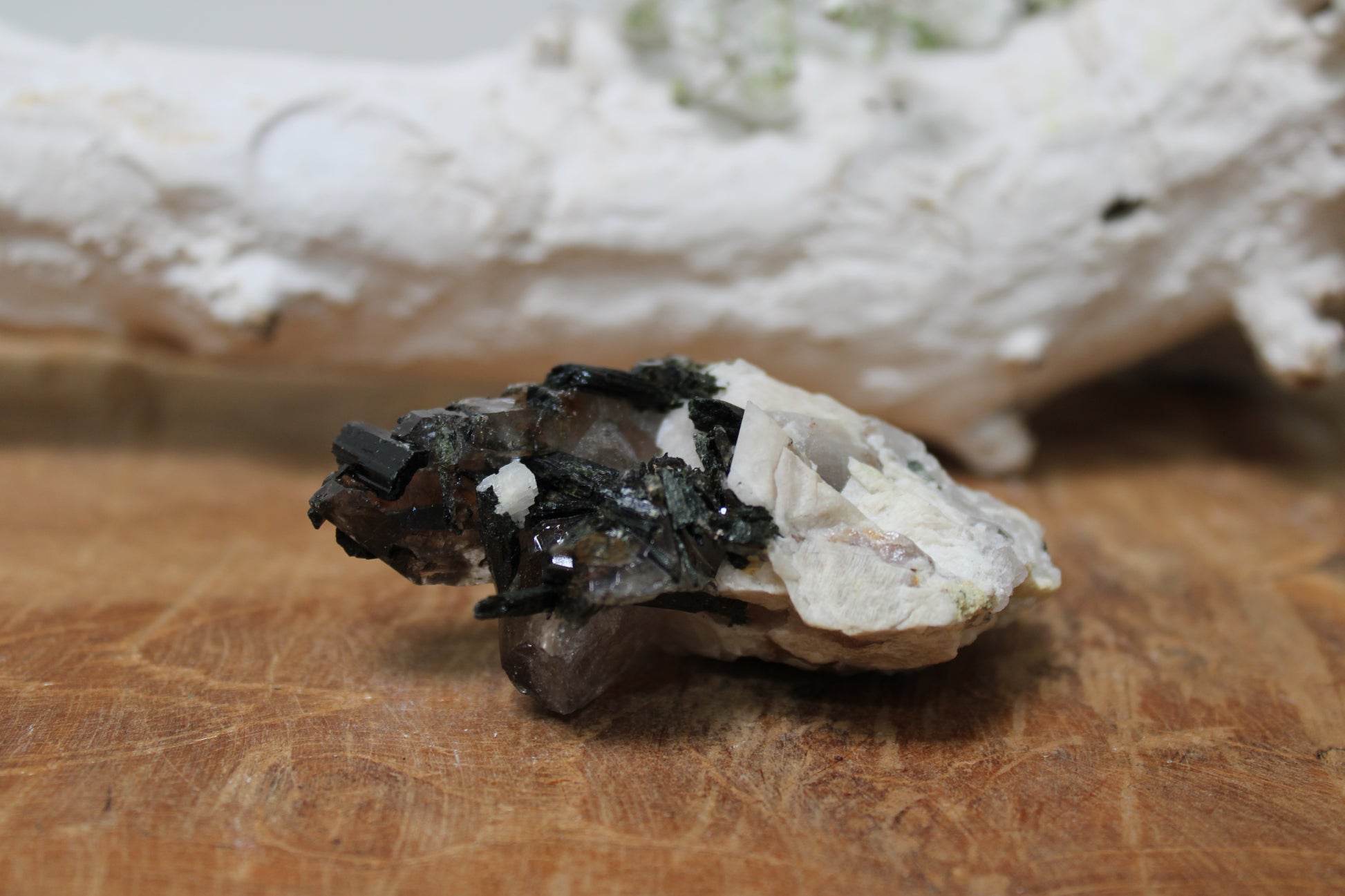 Rookkwarts met aegirien en microklien - Gemstone Dreams
