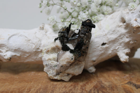 Rookkwarts met aegirien en microklien - Gemstone Dreams