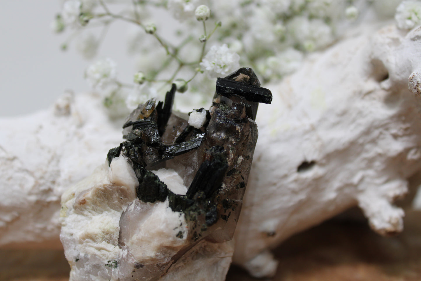 Rookkwarts met aegirien en microklien - Gemstone Dreams