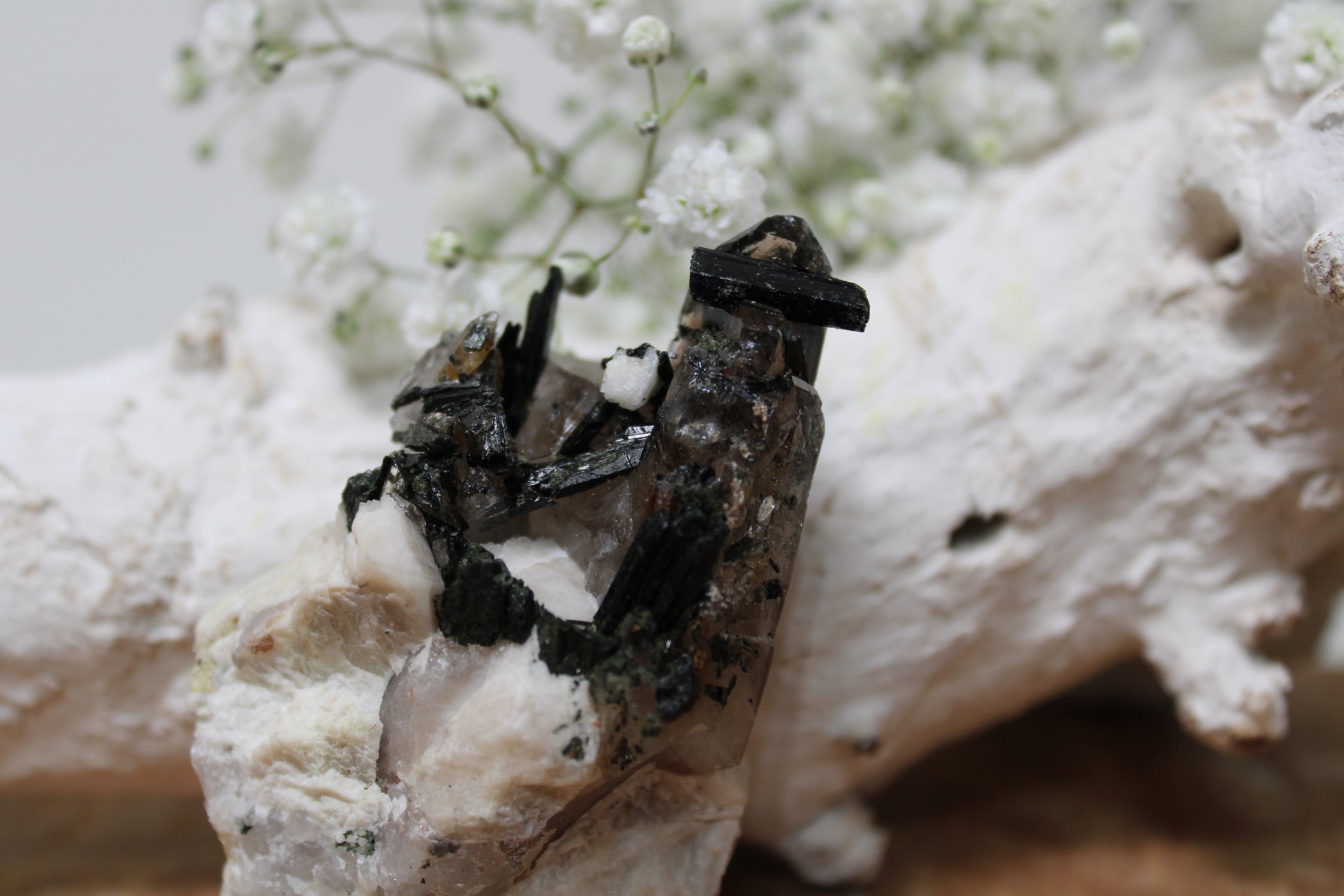 Rookkwarts met aegirien en microklien - Gemstone Dreams