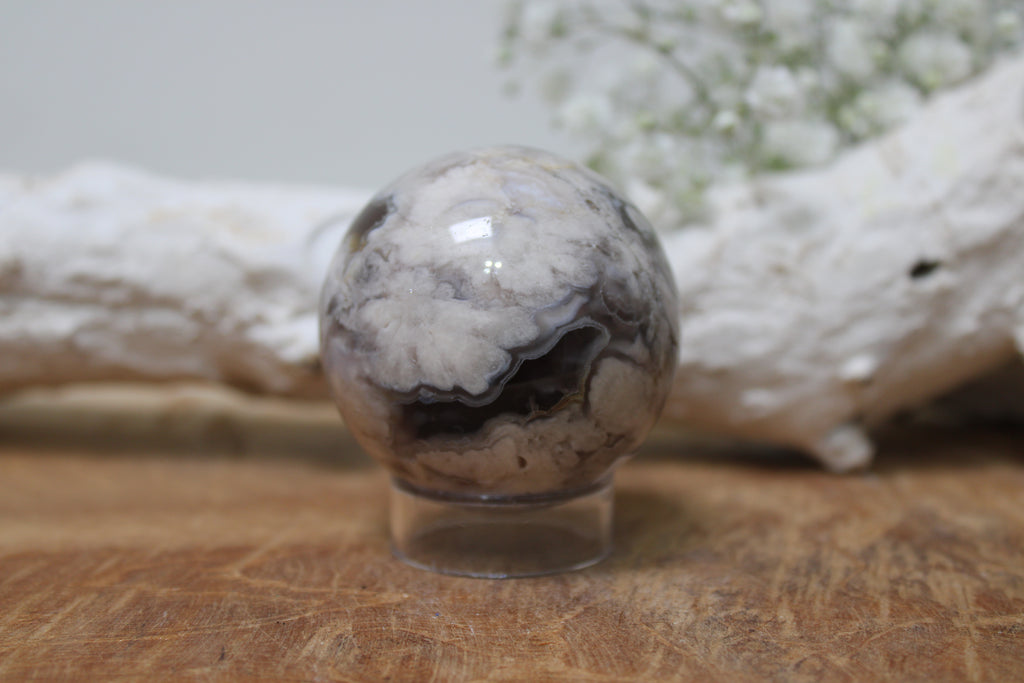 Zwarte bloemagaat sphere - Gemstone Dreams