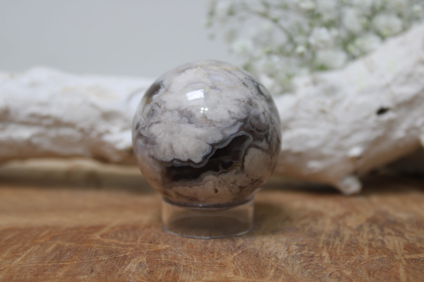 Zwarte bloemagaat sphere - Gemstone Dreams