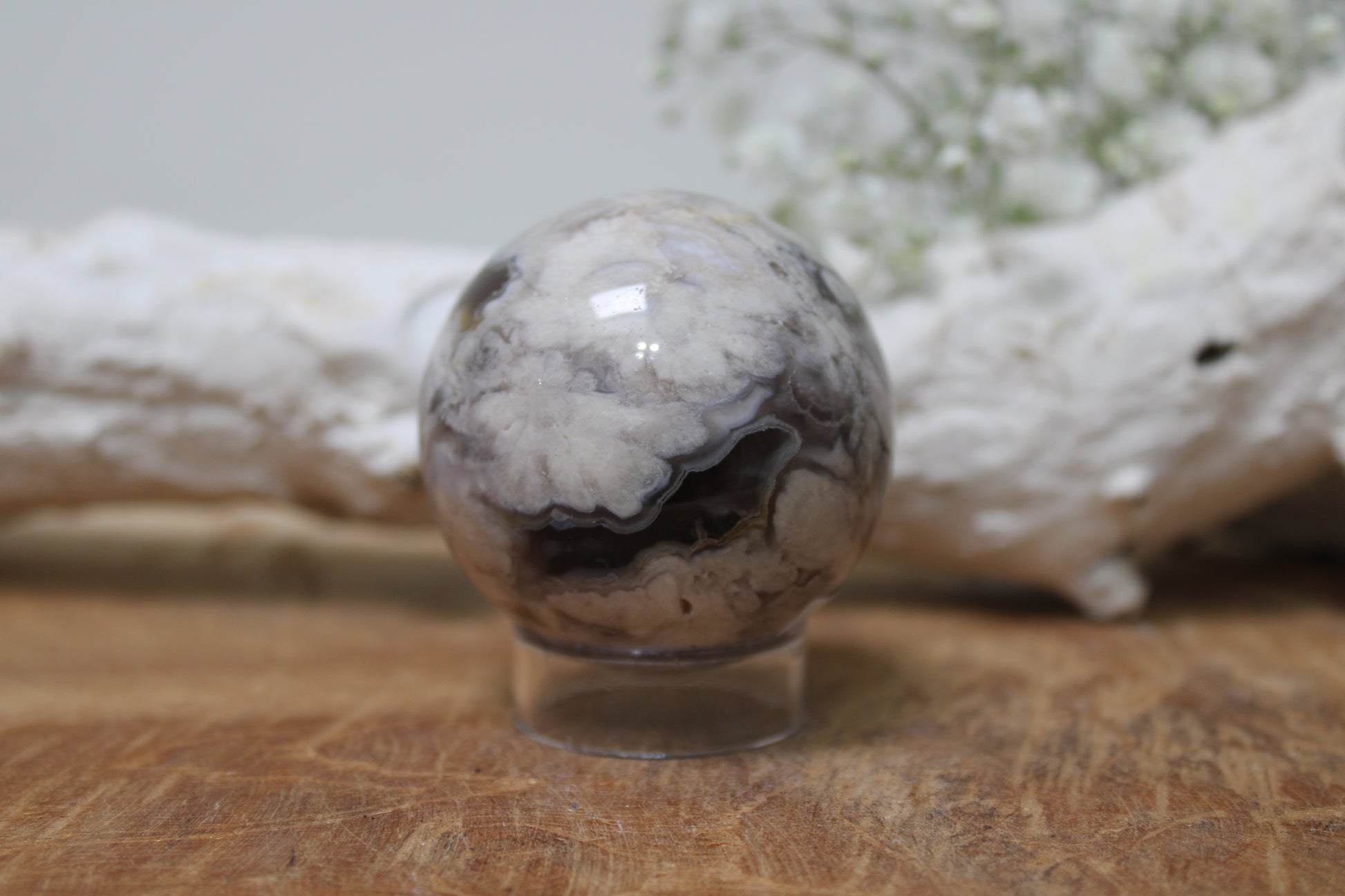 Zwarte bloemagaat sphere - Gemstone Dreams