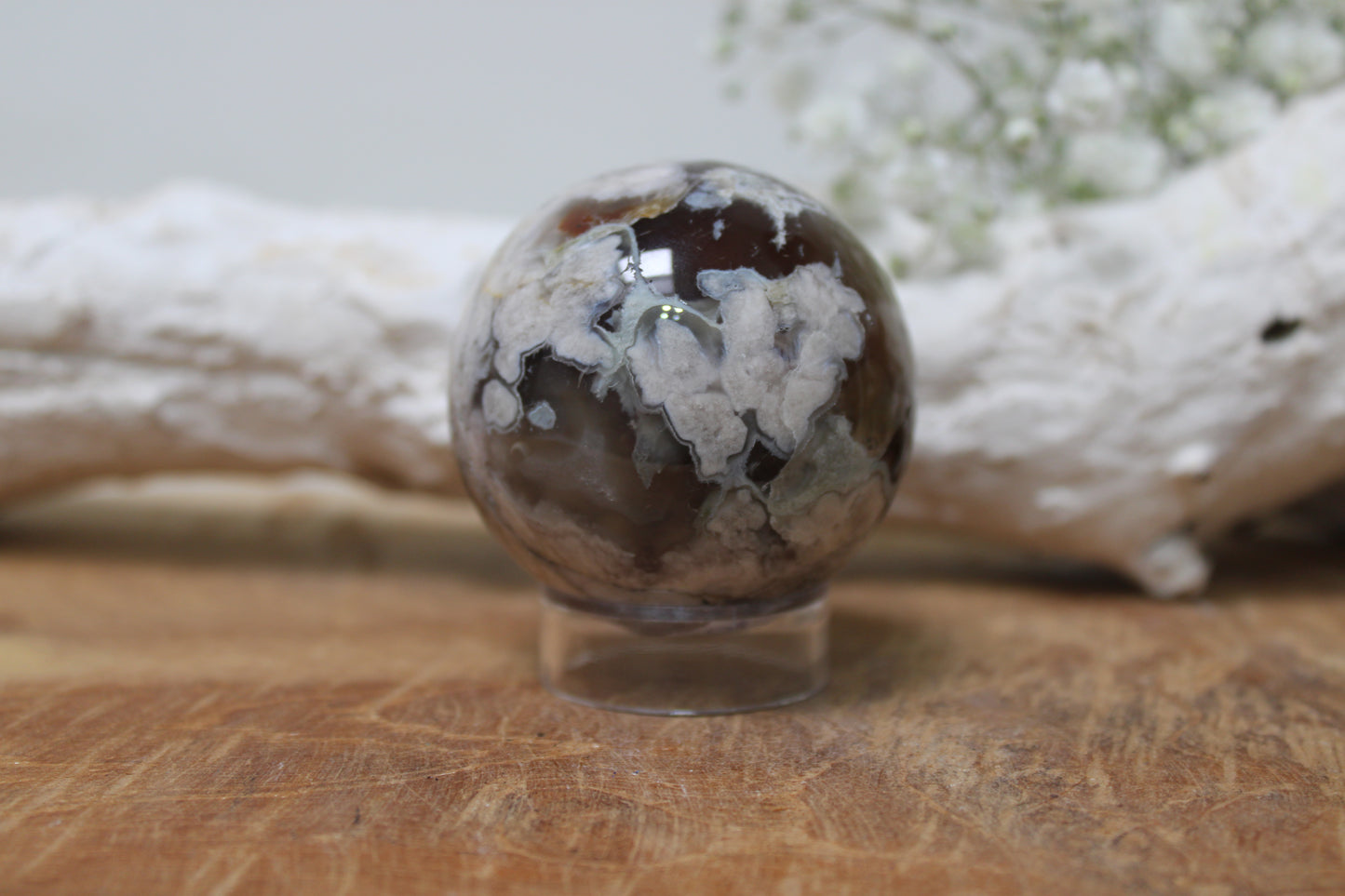 Zwarte bloemagaat sphere - Gemstone Dreams