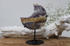 Chevron amethist maan op standaard - Gemstone Dreams
