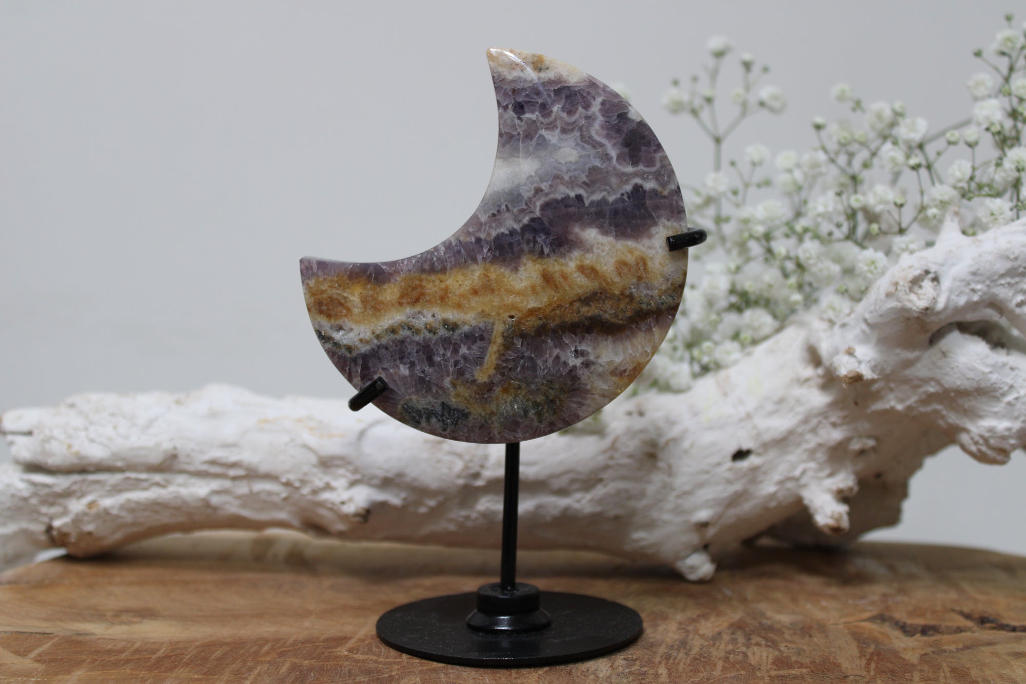 Chevron amethist maan op standaard - Gemstone Dreams