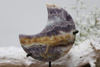 Chevron amethist maan op standaard - Gemstone Dreams