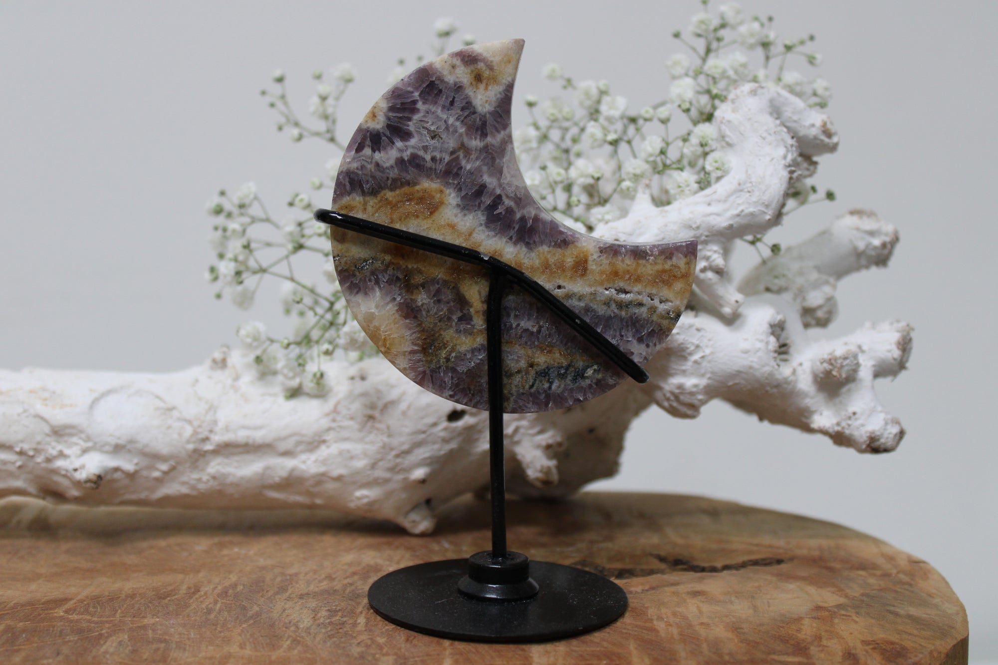 Chevron amethist maan op standaard - Gemstone Dreams