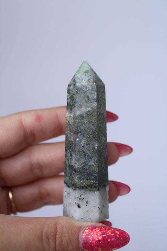Pyriet met fluoriet toren - Gemstone Dreams