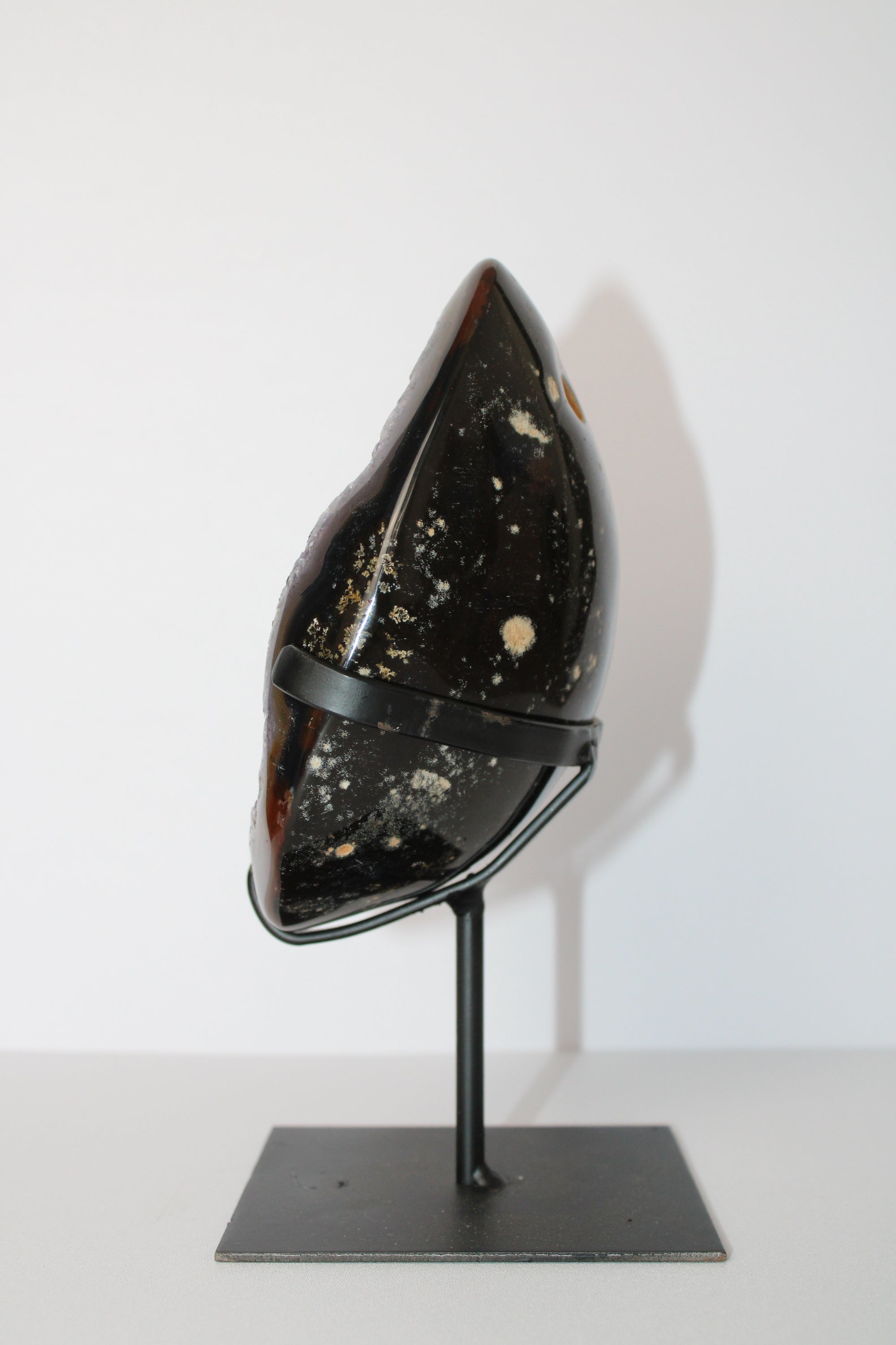 Amethist geode A+ kwaliteit op standaard - Gemstone Dreams