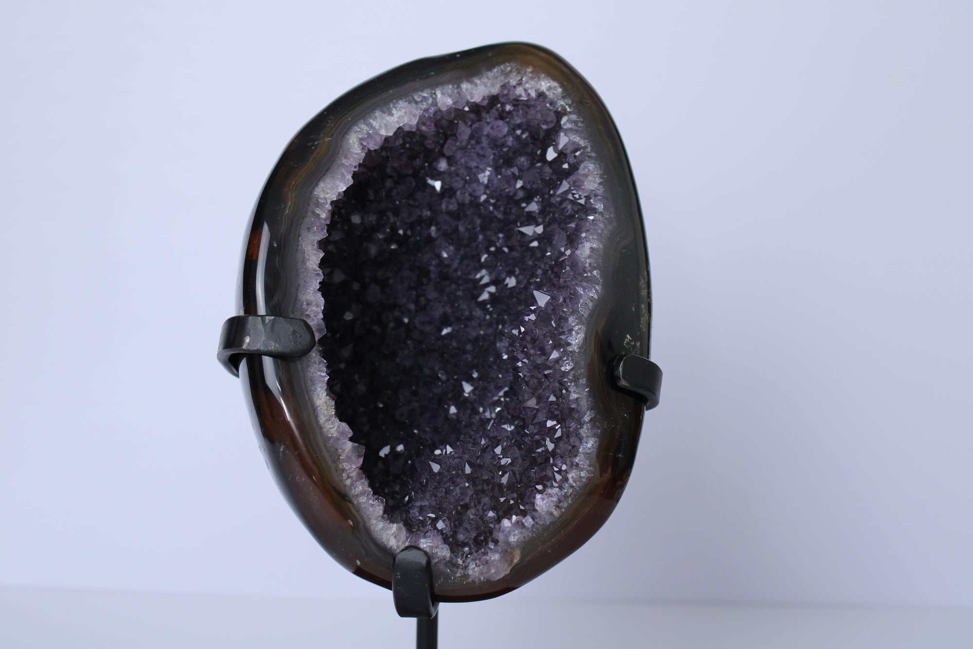 Amethist geode A+ kwaliteit op standaard - Gemstone Dreams