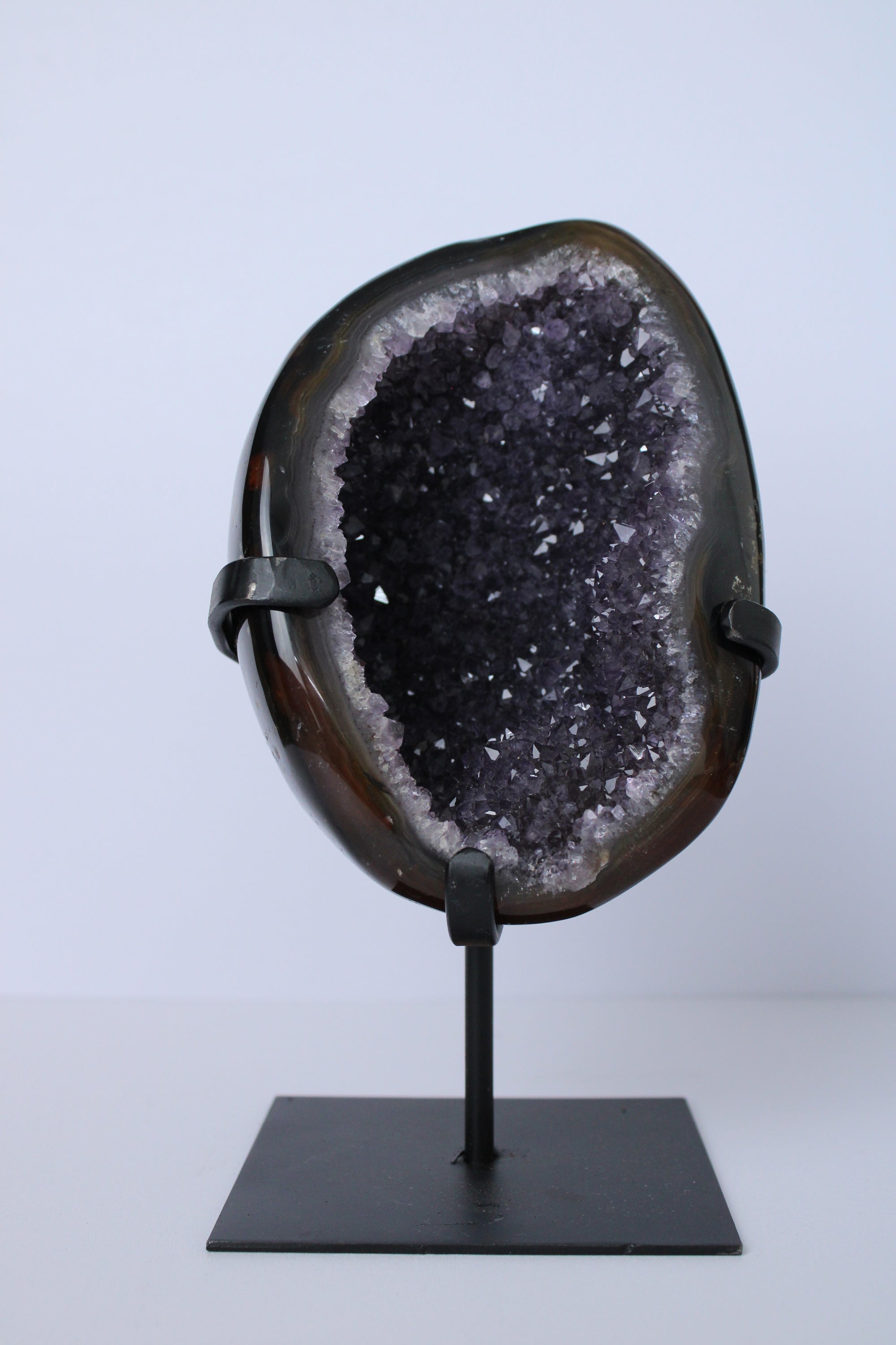 Amethist geode A+ kwaliteit op standaard - Gemstone Dreams