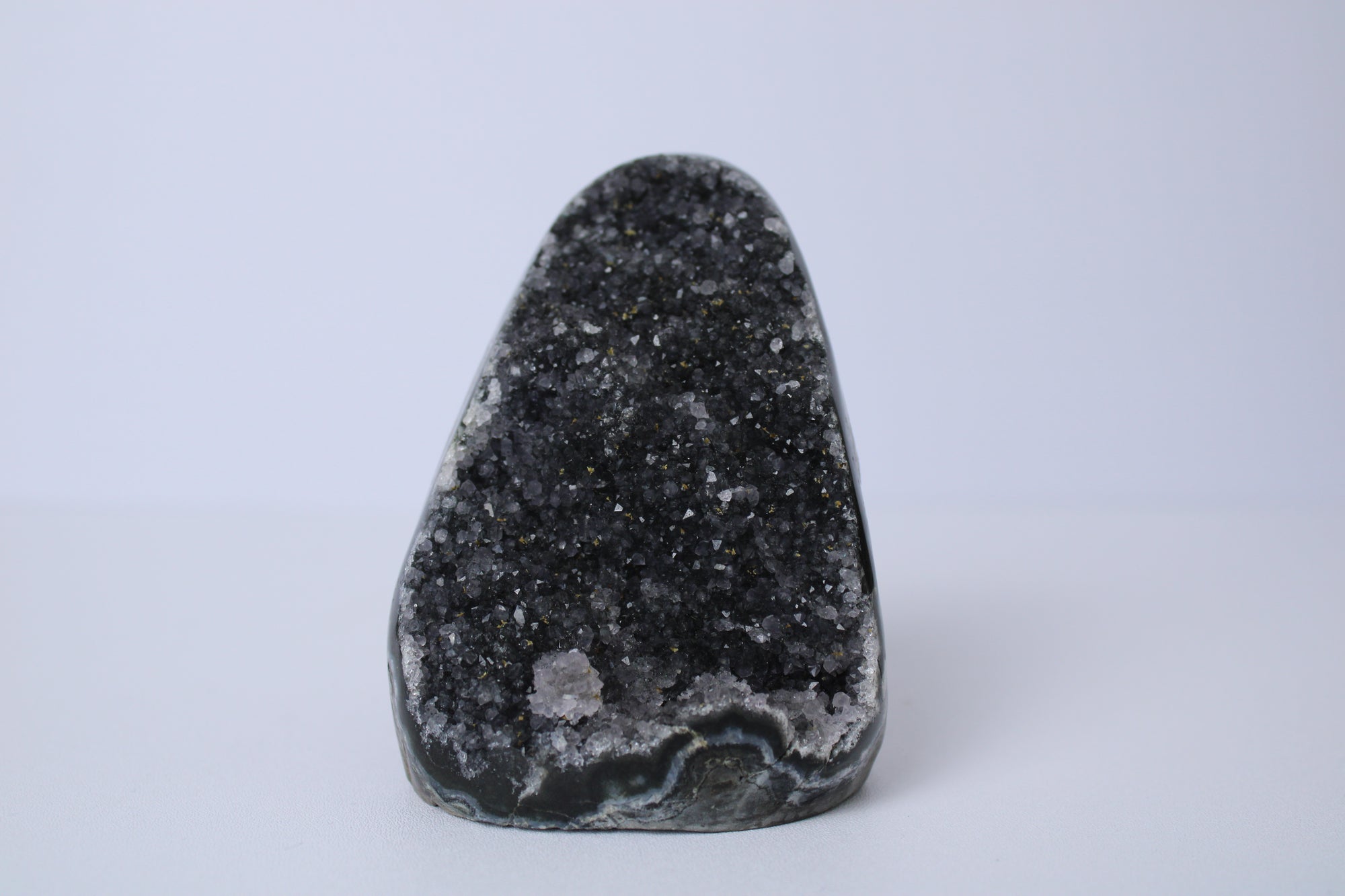 Zwarte amethist standvlak - Gemstone Dreams