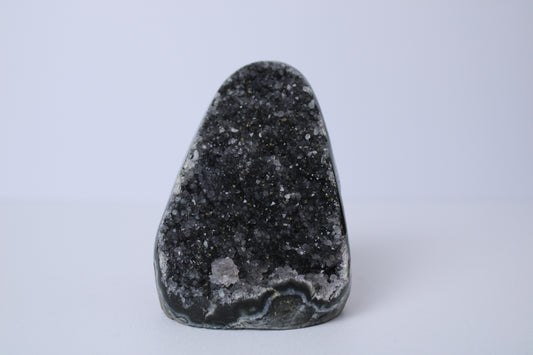 Zwarte amethist standvlak - Gemstone Dreams