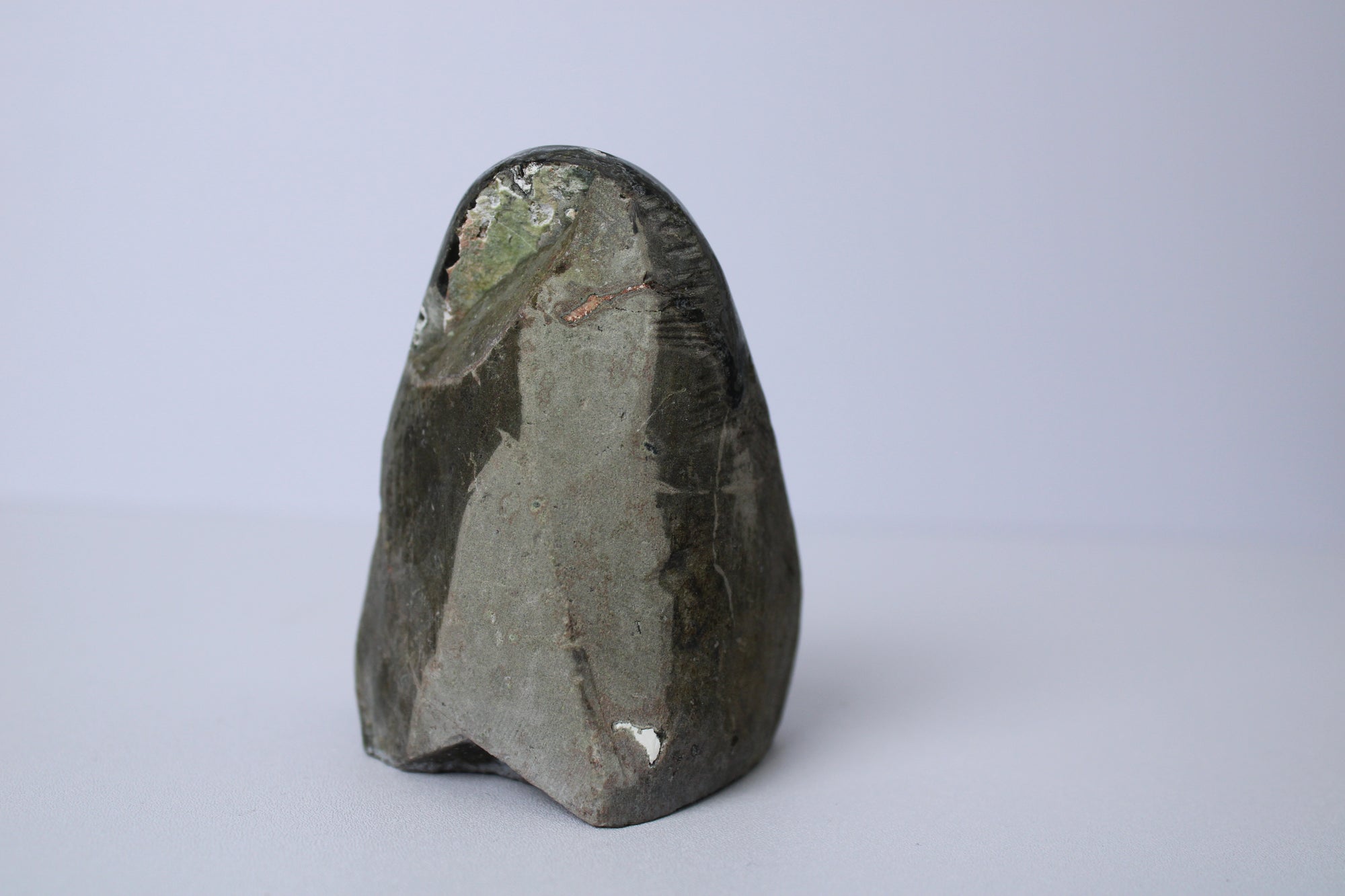 Zwarte amethist standvlak - Gemstone Dreams