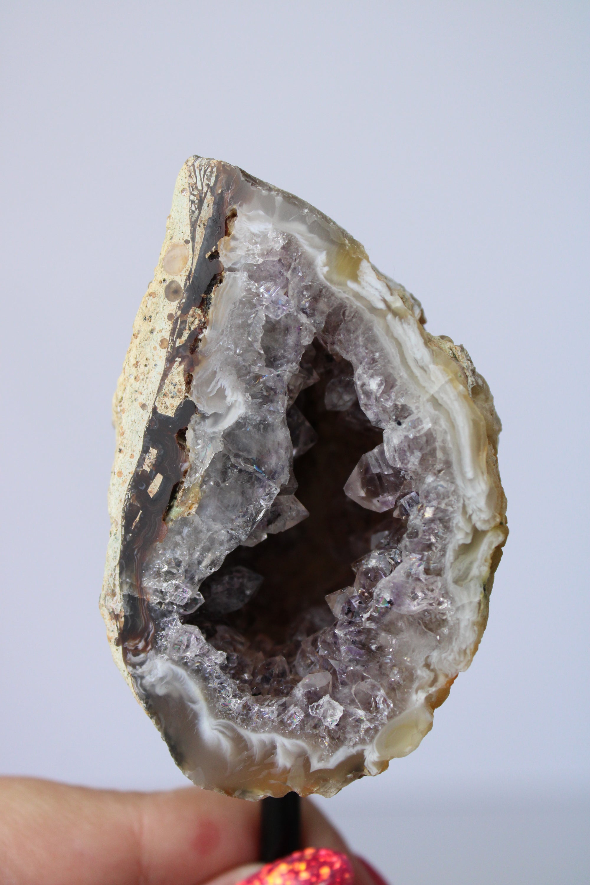 Agaat geode met amethist op standaard - Gemstone Dreams