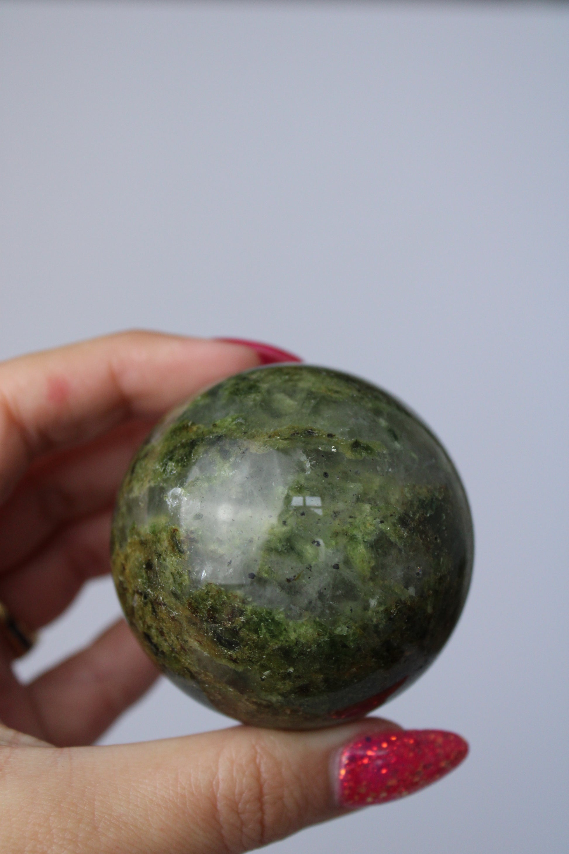 Groene epidoot in kwarts sphere - Gemstone Dreams