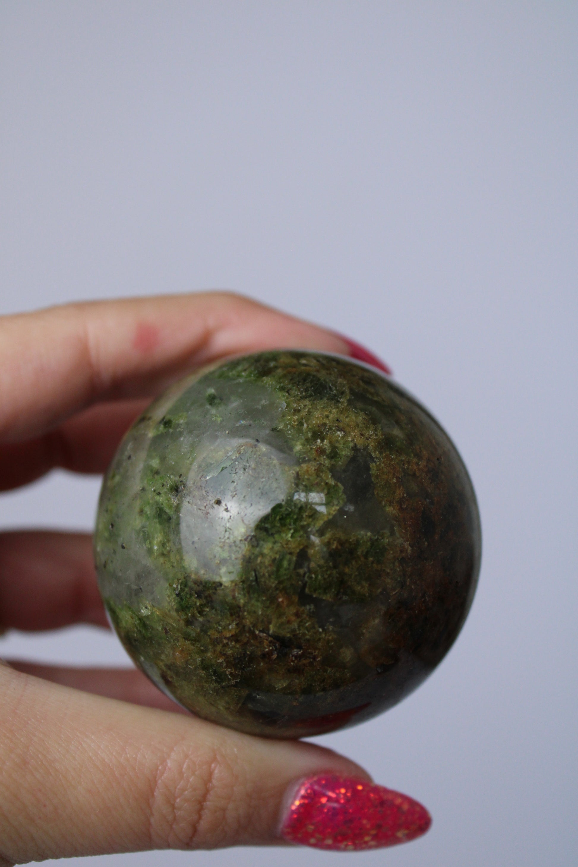 Groene epidoot in kwarts sphere - Gemstone Dreams