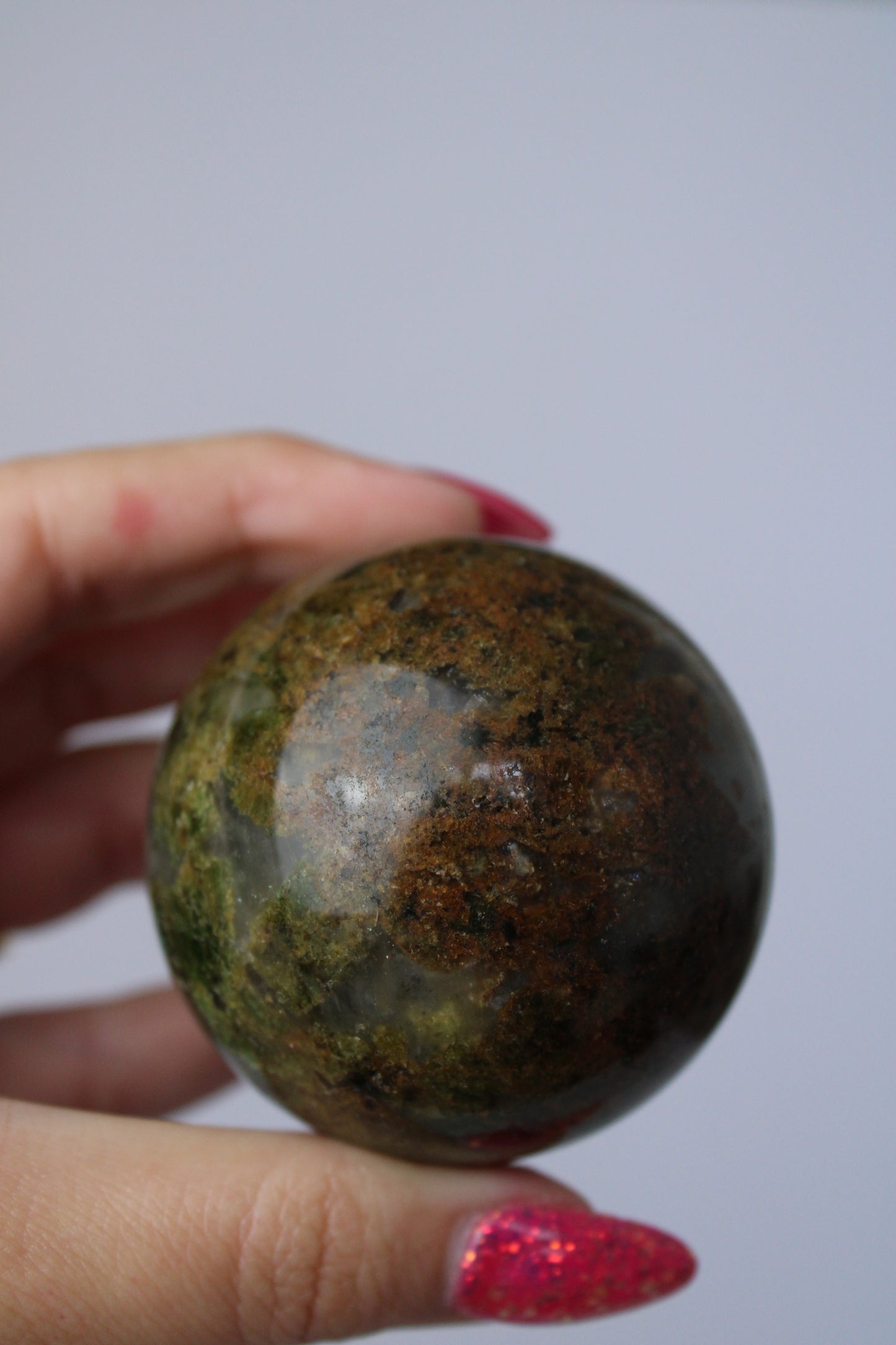 Groene epidoot in kwarts sphere - Gemstone Dreams