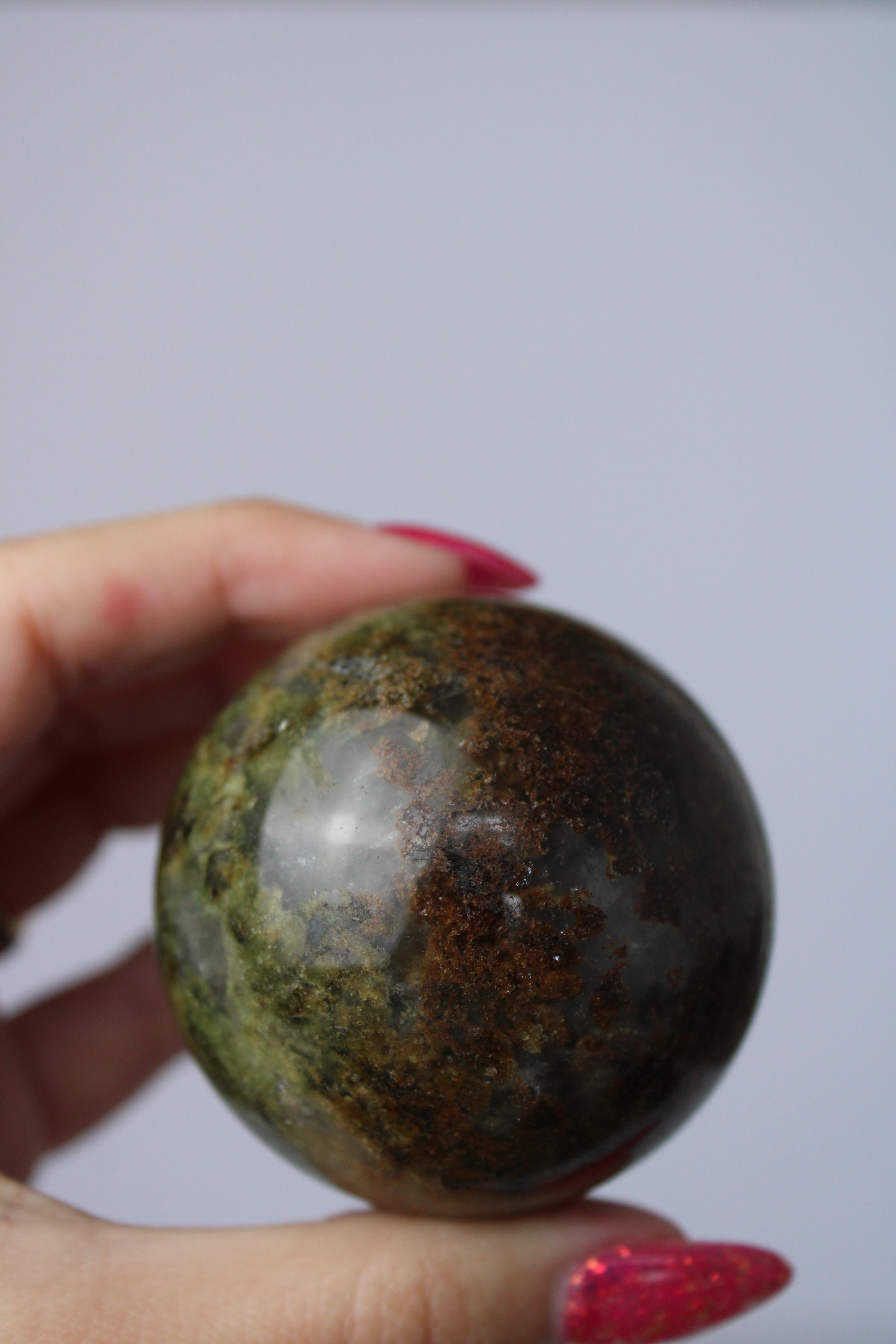 Groene epidoot in kwarts sphere - Gemstone Dreams