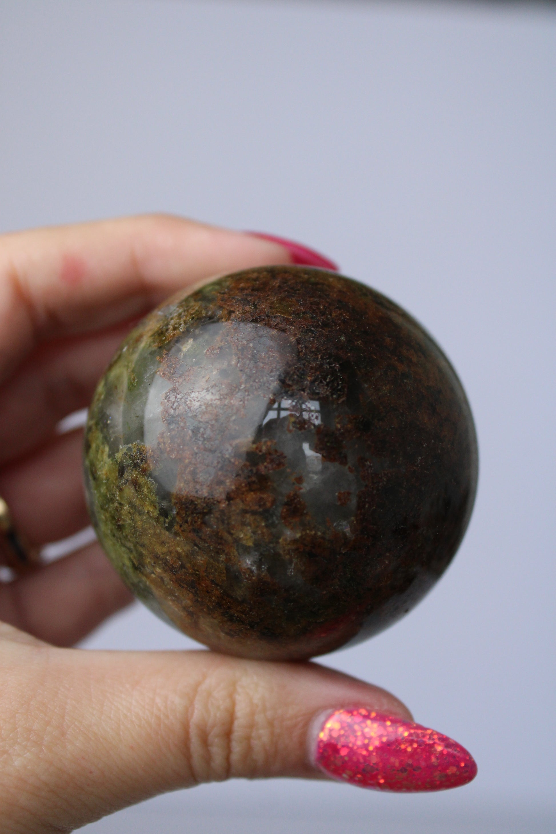 Groene epidoot in kwarts sphere - Gemstone Dreams