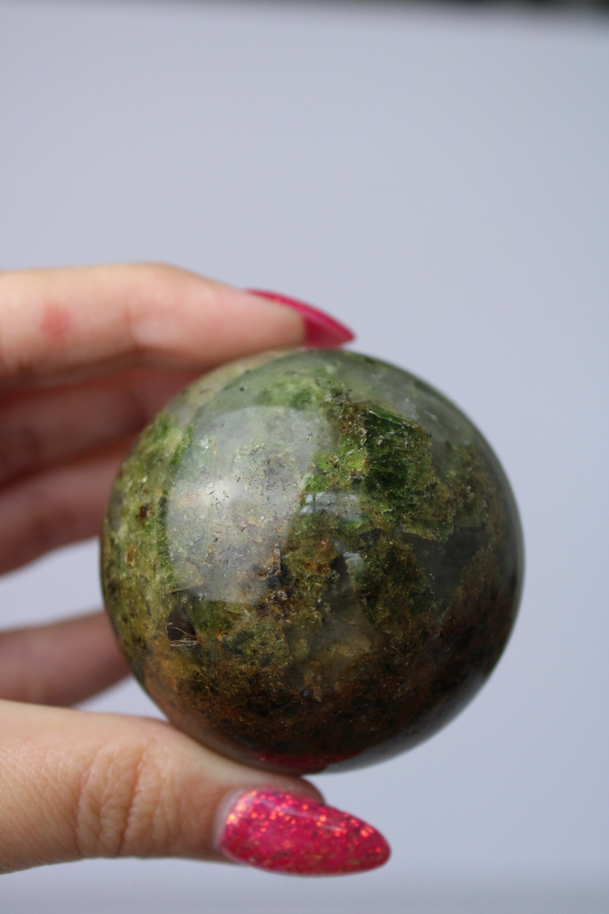 Groene epidoot in kwarts sphere - Gemstone Dreams