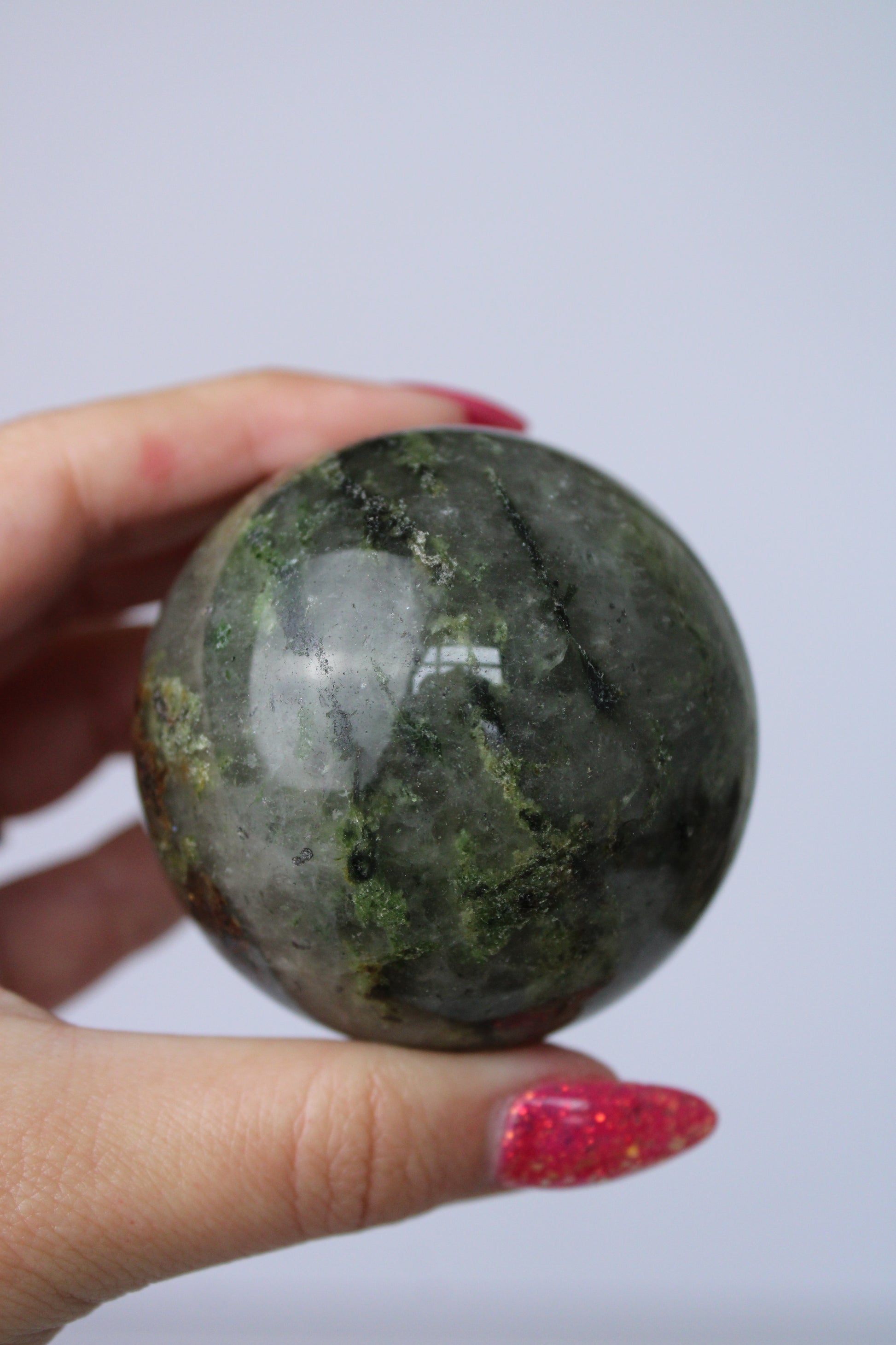 Groene epidoot in kwarts sphere - Gemstone Dreams