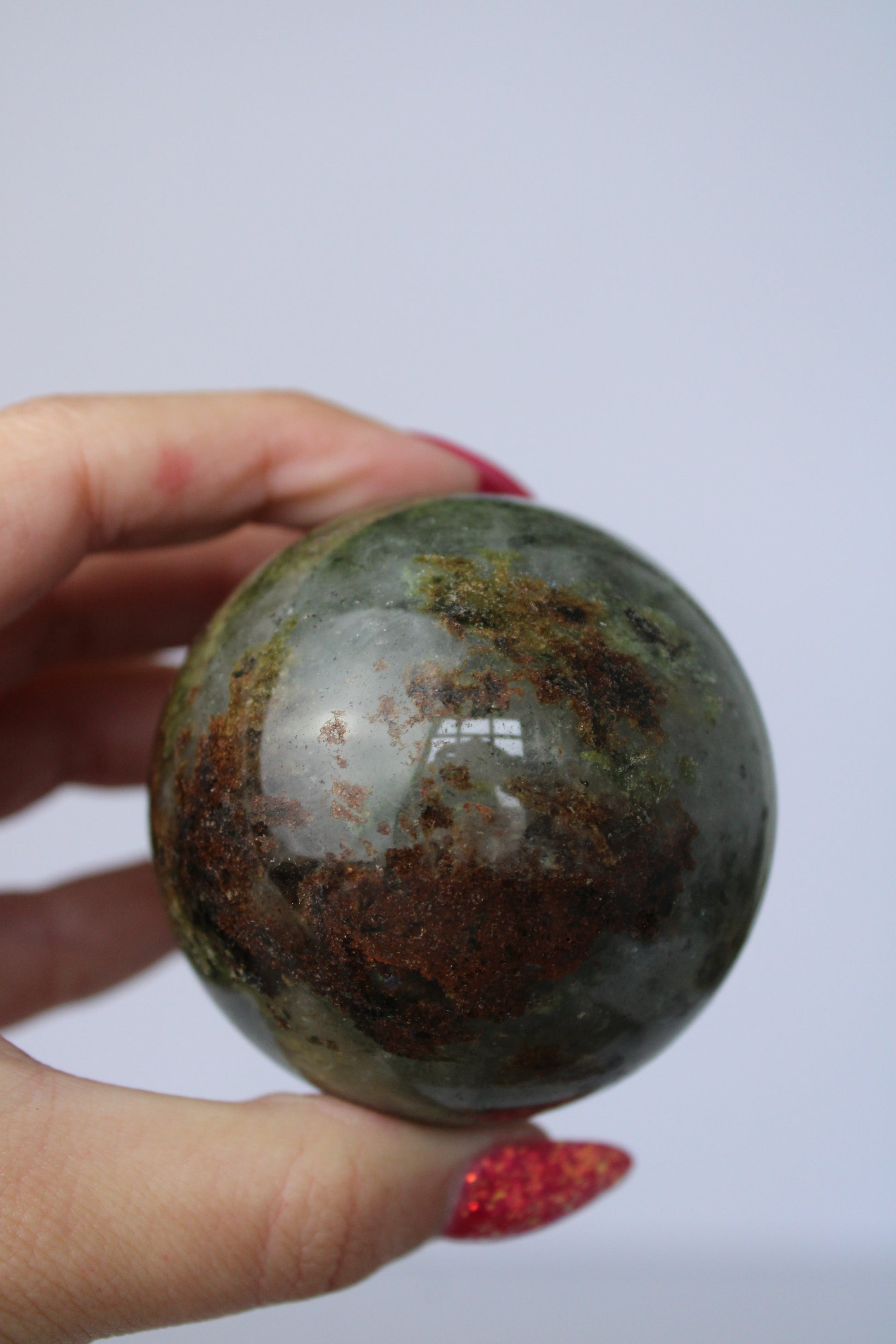 Groene epidoot in kwarts sphere - Gemstone Dreams