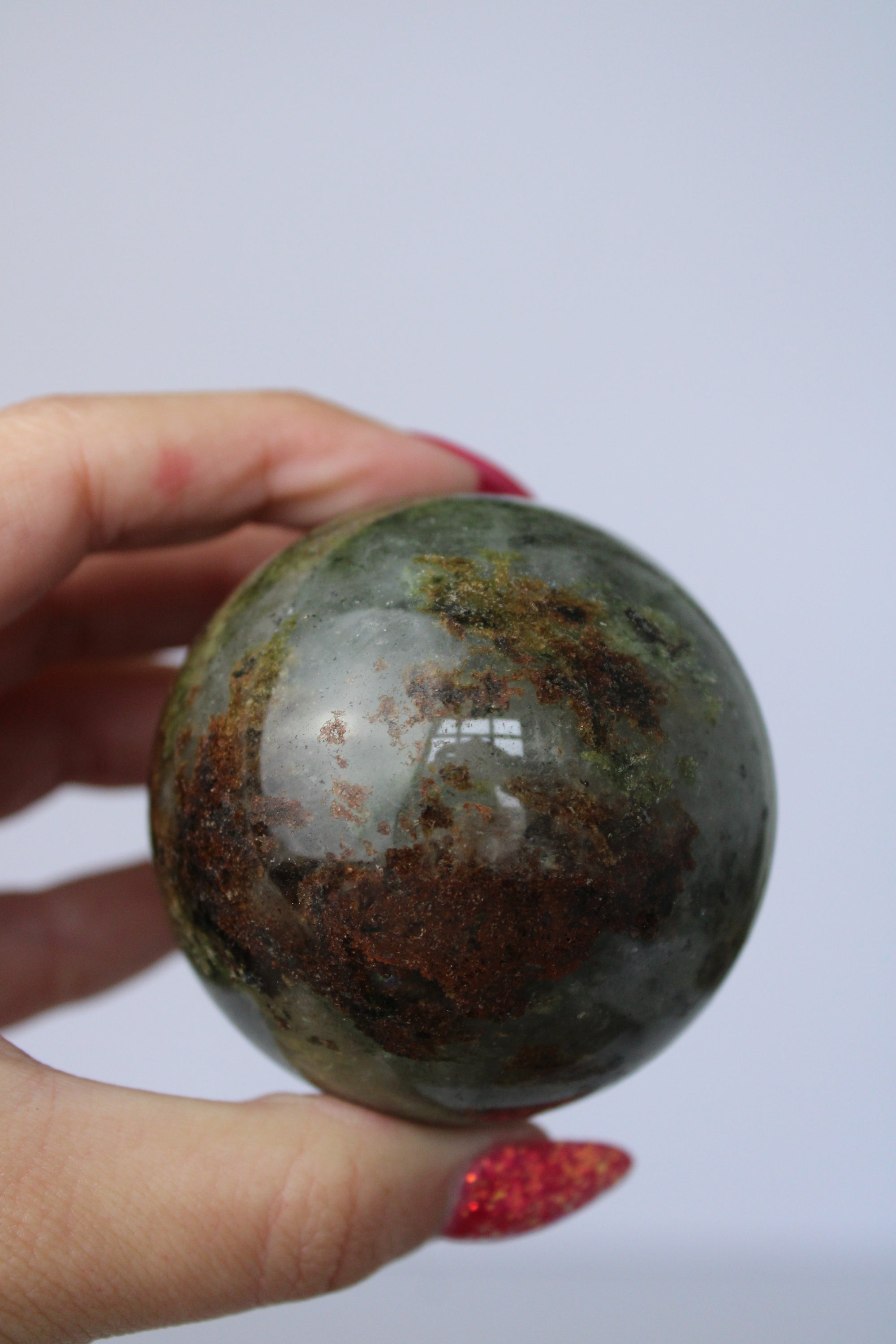 Groene epidoot in kwarts sphere - Gemstone Dreams