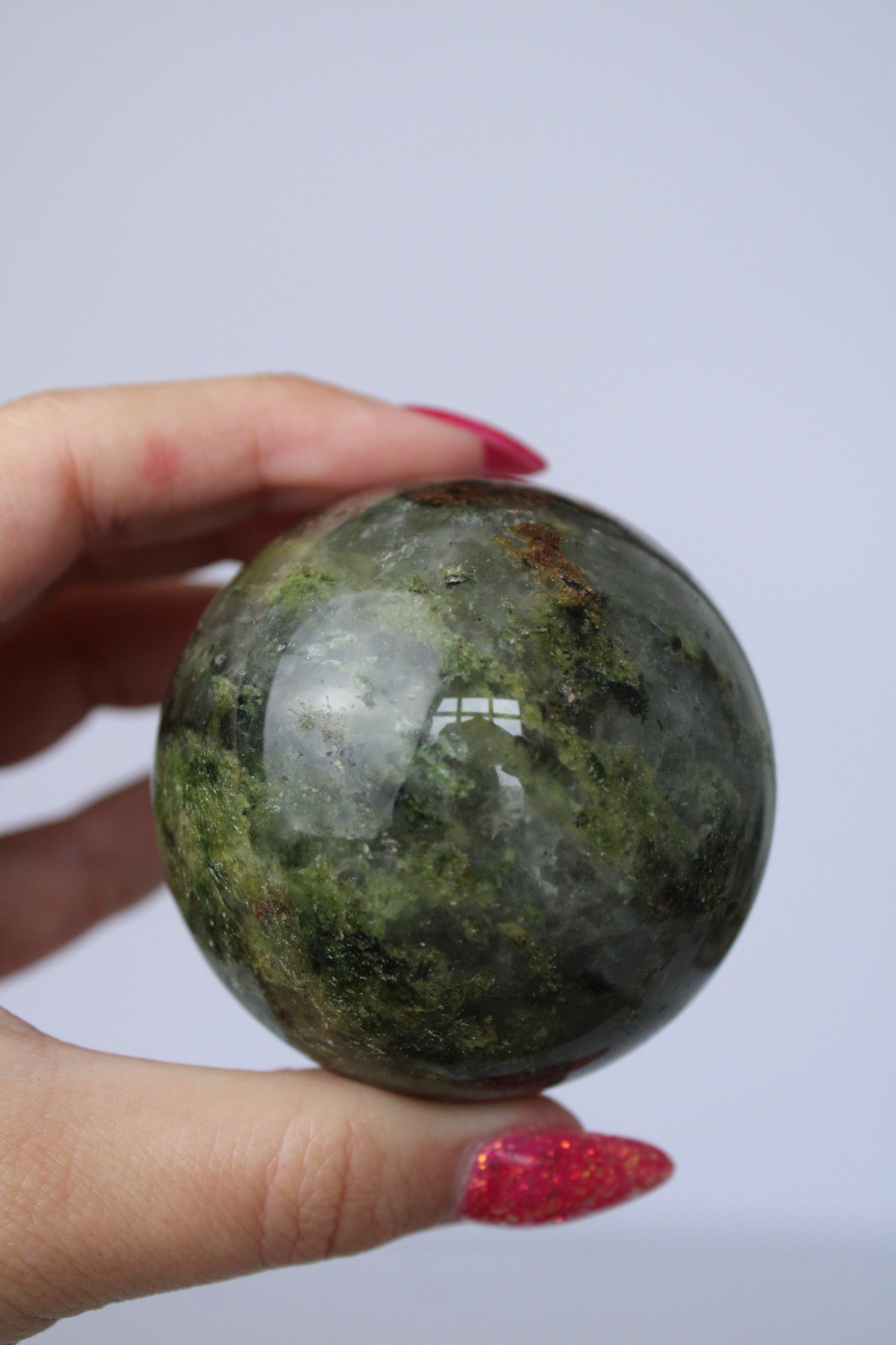 Groene epidoot in kwarts sphere - Gemstone Dreams