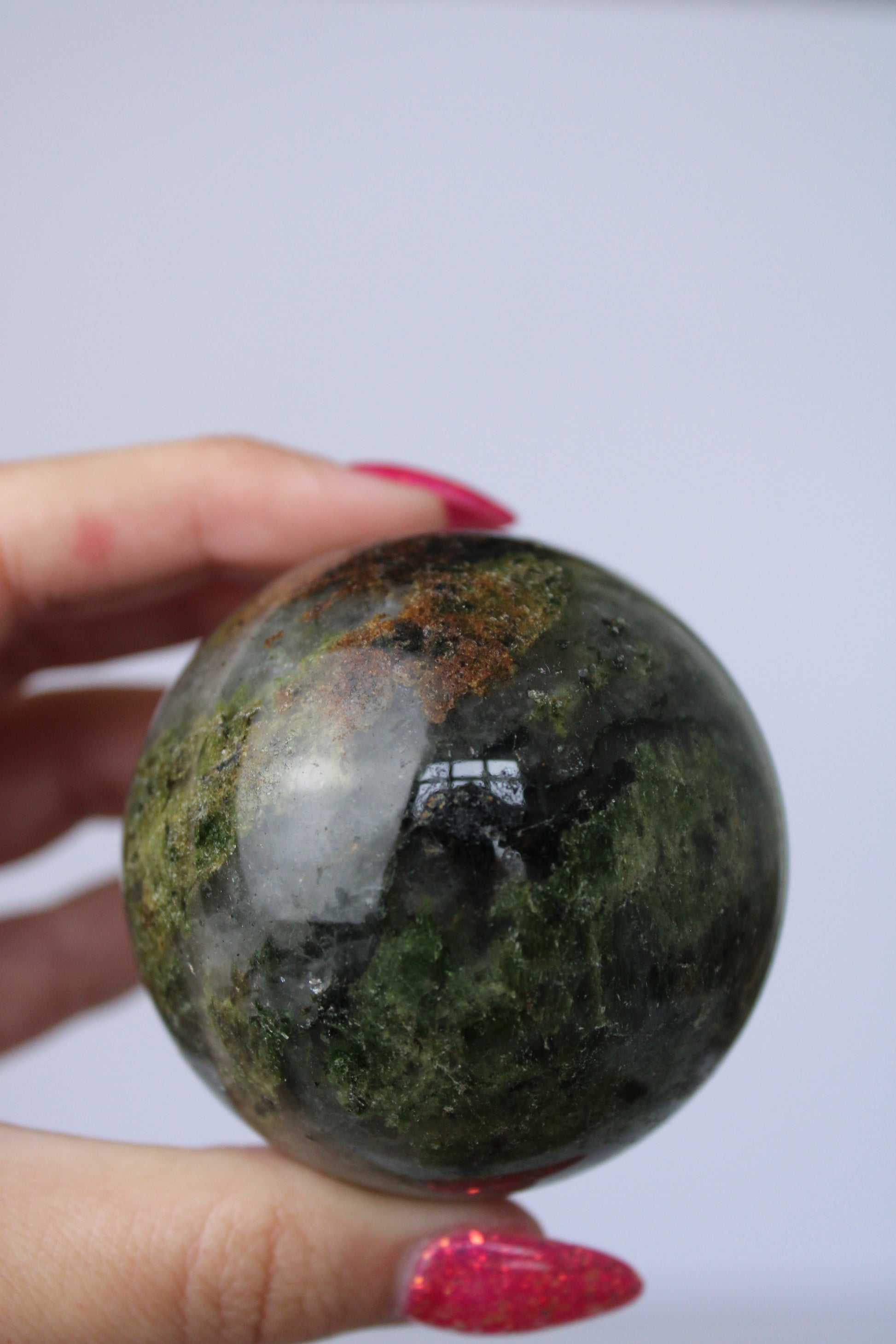 Groene epidoot in kwarts sphere - Gemstone Dreams