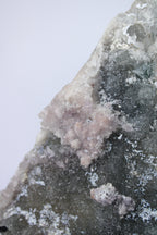 Flower amethyst groen/roze op standaard - Gemstone Dreams